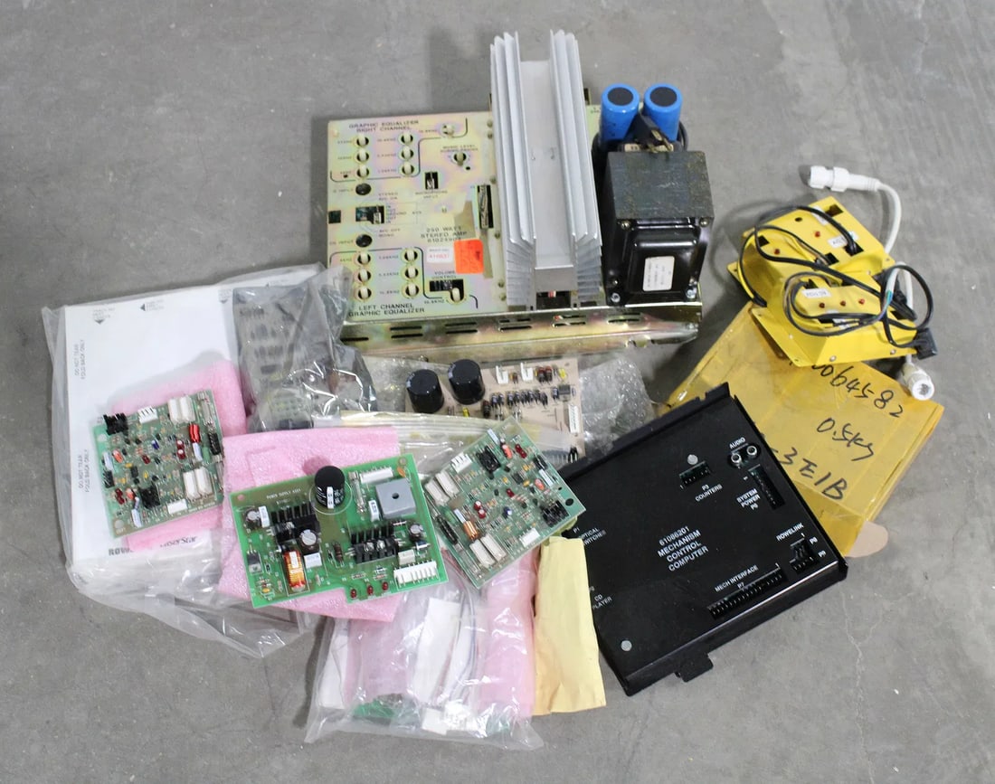 Jukebox Amplifier and Various Parts (1 of 4)