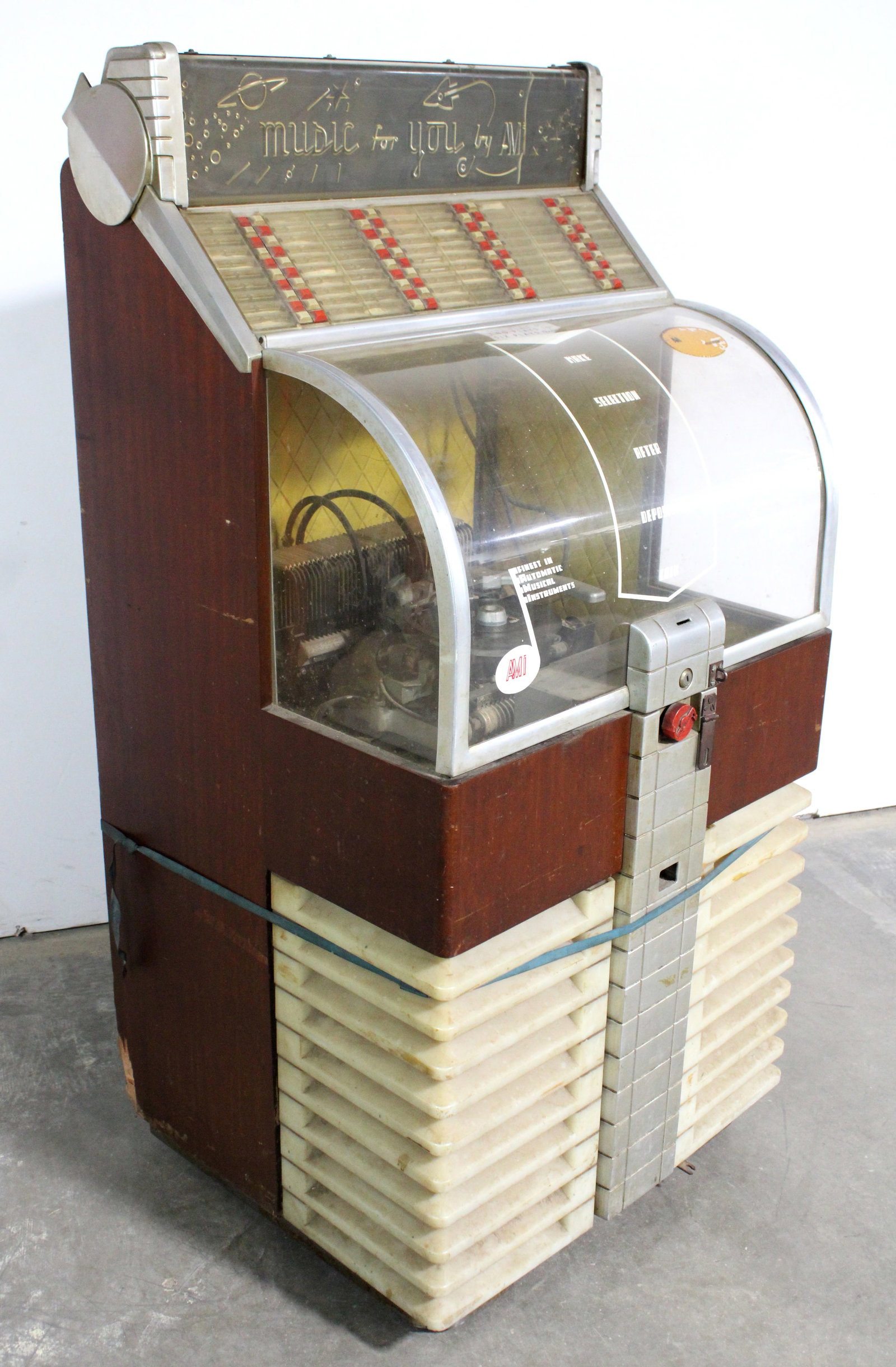 AMI Model D-80 Coin Op Jukebox (1 of 7)