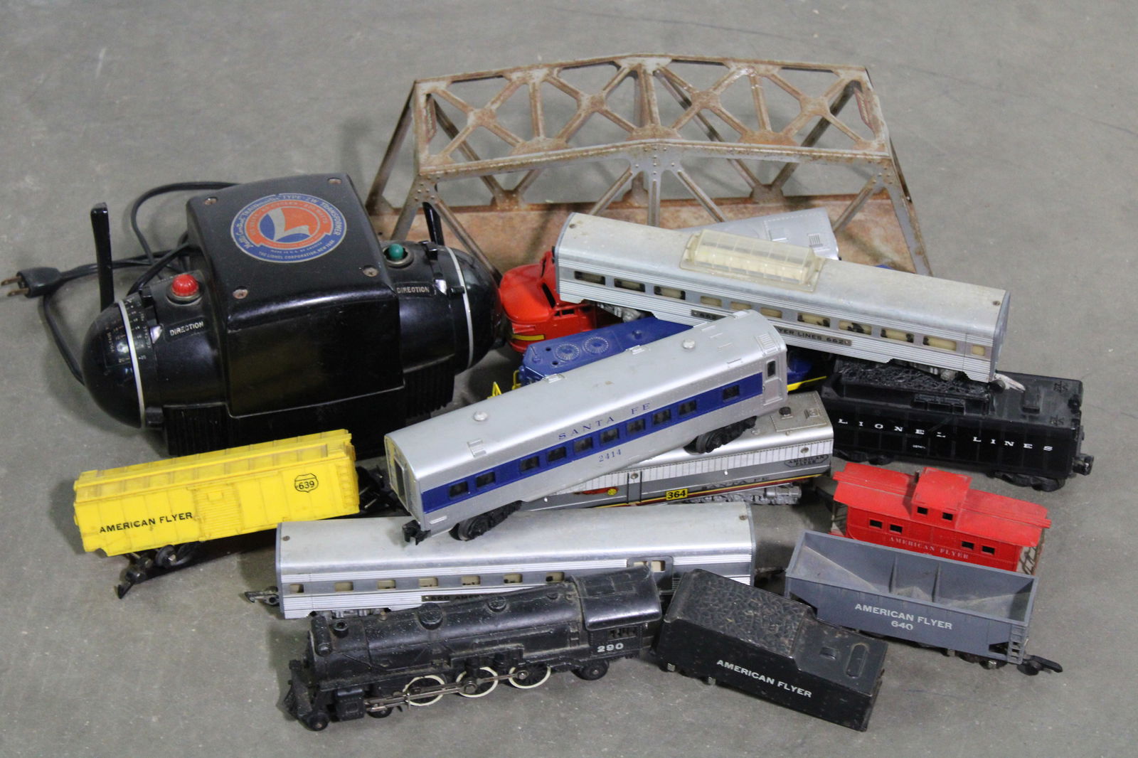Scale Model Transformer and Trains incl. American Flyer (1 of 3)