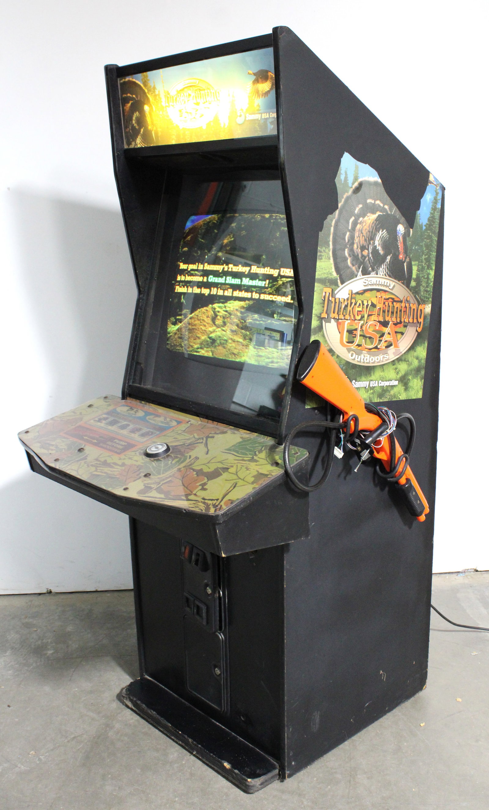 Sammy Turkey Hunting USA Arcade Game: Working but gun is not connected. This item requires third-party shipping or pickup arrangements to be made. Dimensions: 72 x 34 x 38