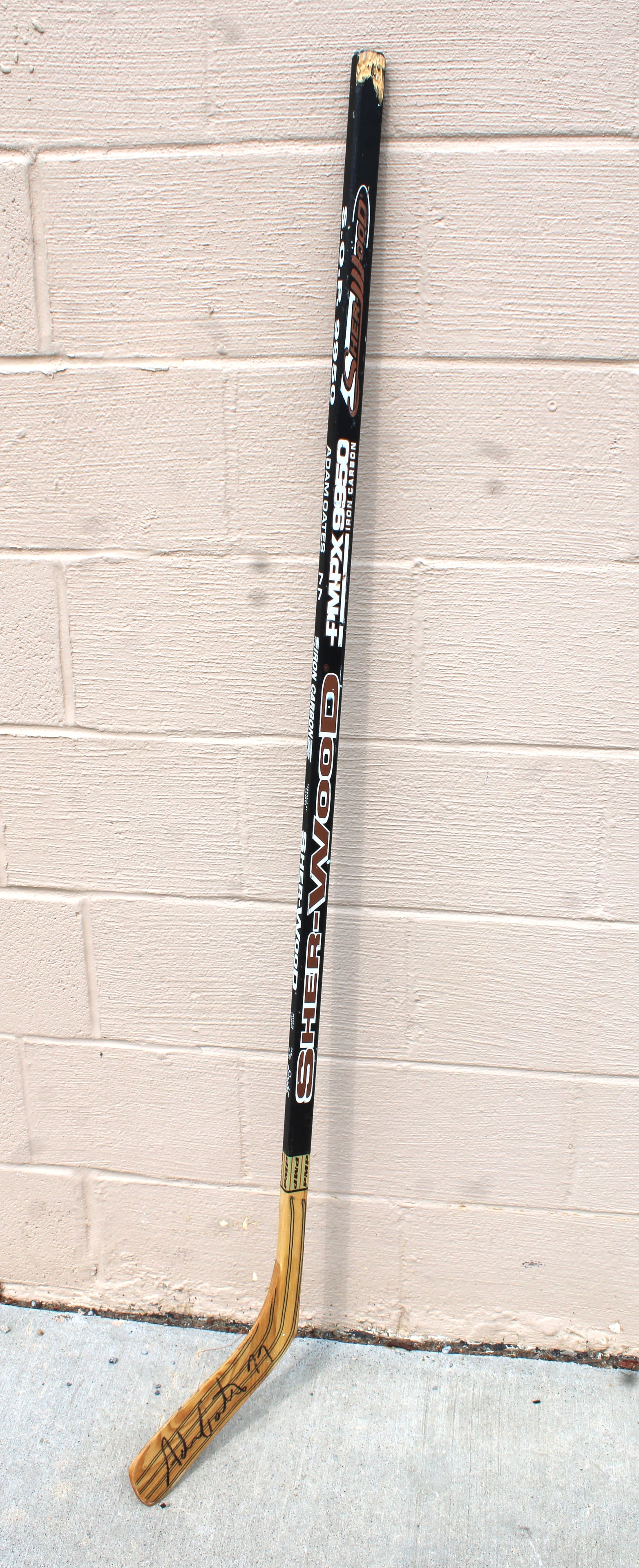 Adam Oates Autographed Hockey Stick: This item requires third-party shipping or pickup arrangements to be made.