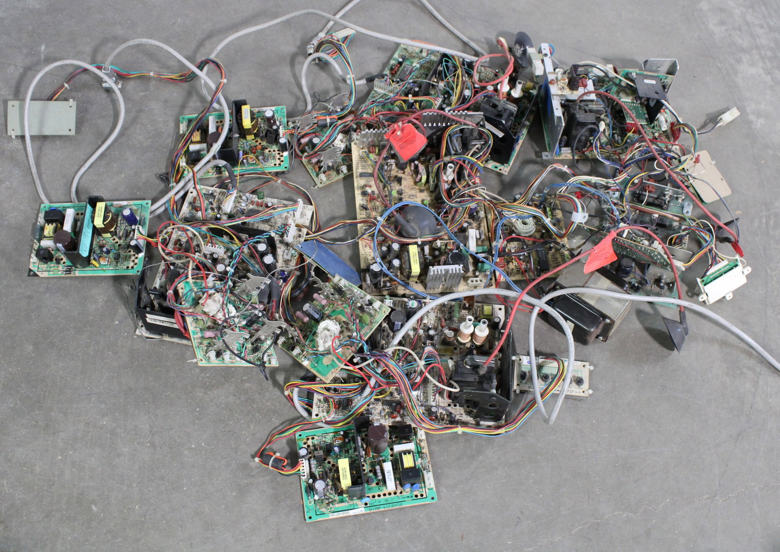 Arcade Monitor Chasis, Lot 1: This item requires third-party shipping or pickup arrangements to be made.