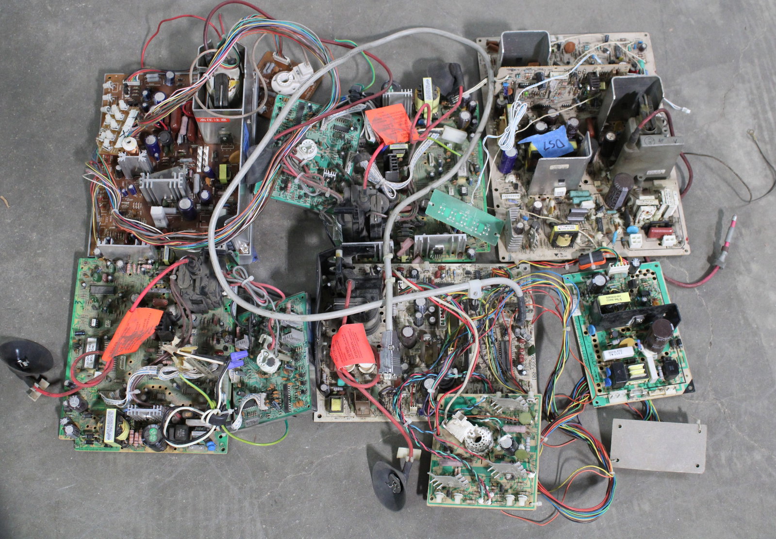 Arcade Monitor Chasis, Lot 4: This item requires third-party shipping or pickup arrangements to be made.