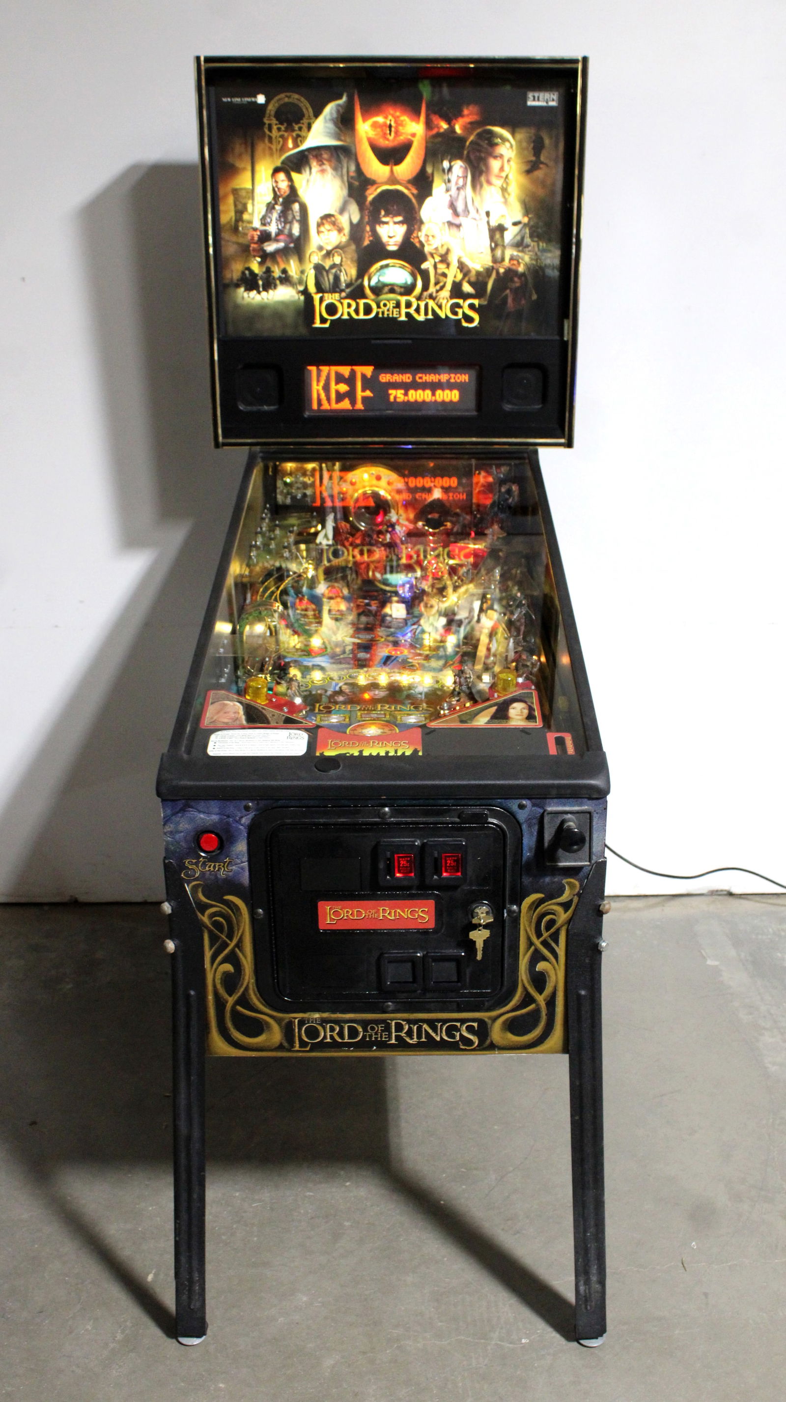 Stern Lord of the Rings Pinball Machine (1 of 8)