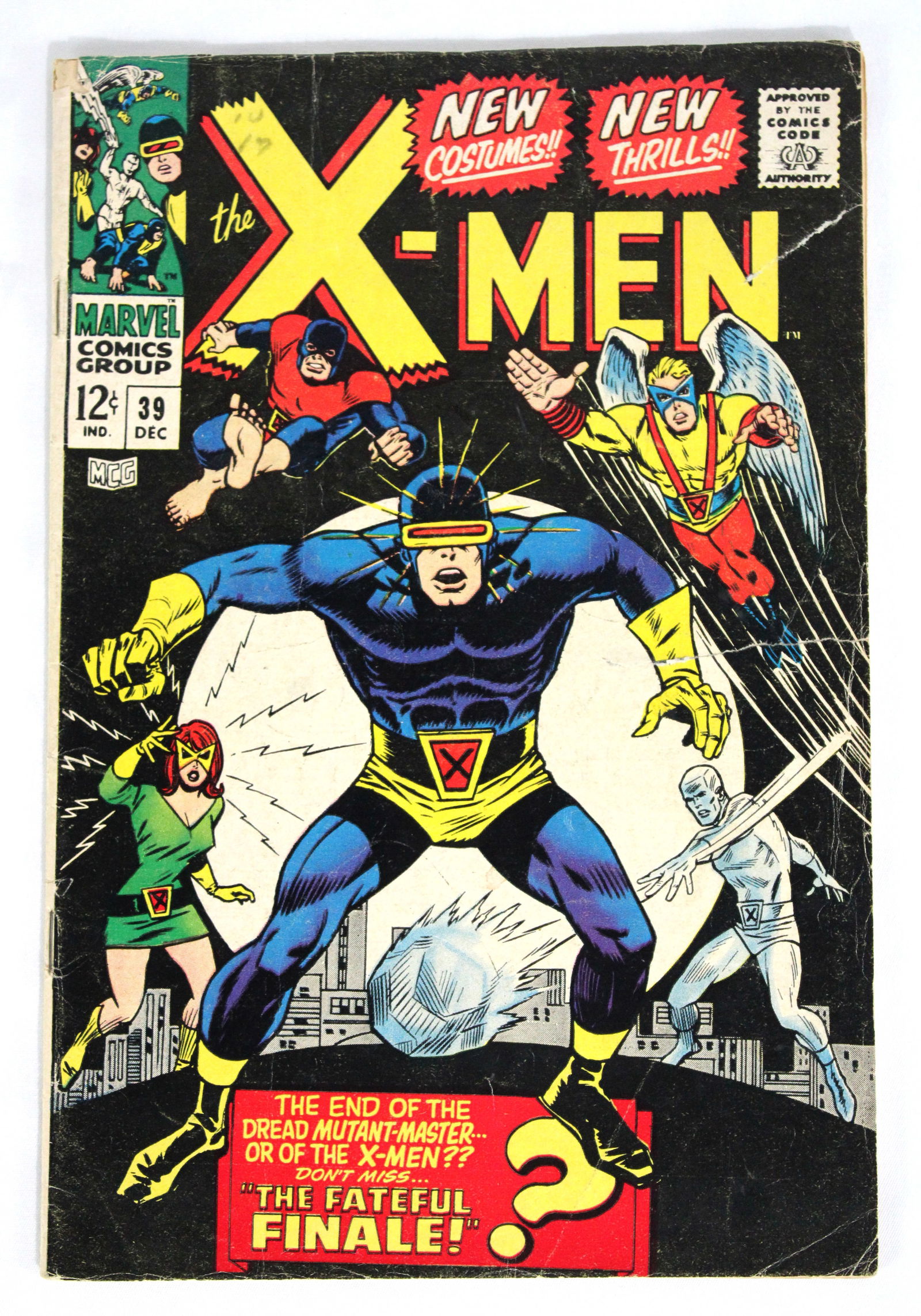 Marvel Comics The X-Men Issue 39: Cover has a tear (see photos). Bagged and boarded. In-house shipping available.