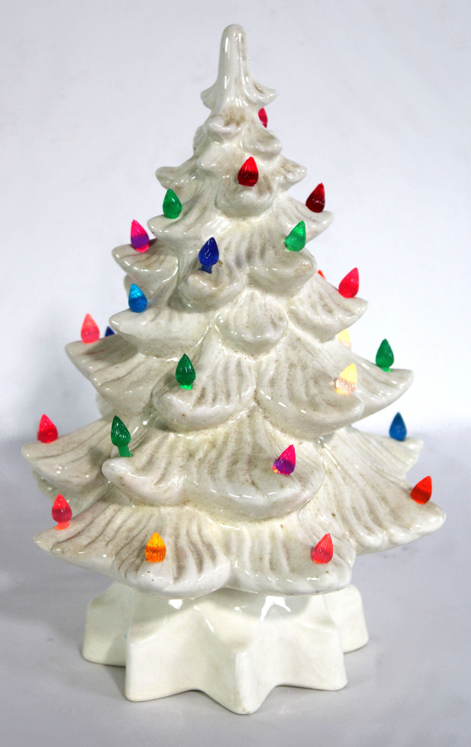 Atlantic Mold Ceramic Christmas Tree: Working. Needs cleaning. This item requires third-party shipping or pickup arrangements to be made. Dimensions: 14 x 10 x 10