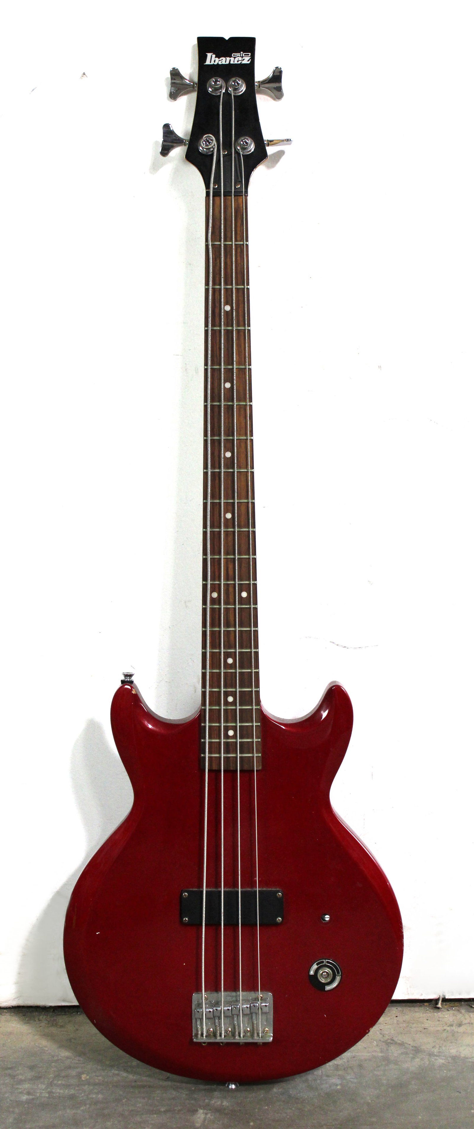 Gio Ibanez Electric Guitar: Needs work, neck is snapped. This item requires third-party shipping or pickup arrangements to be made.