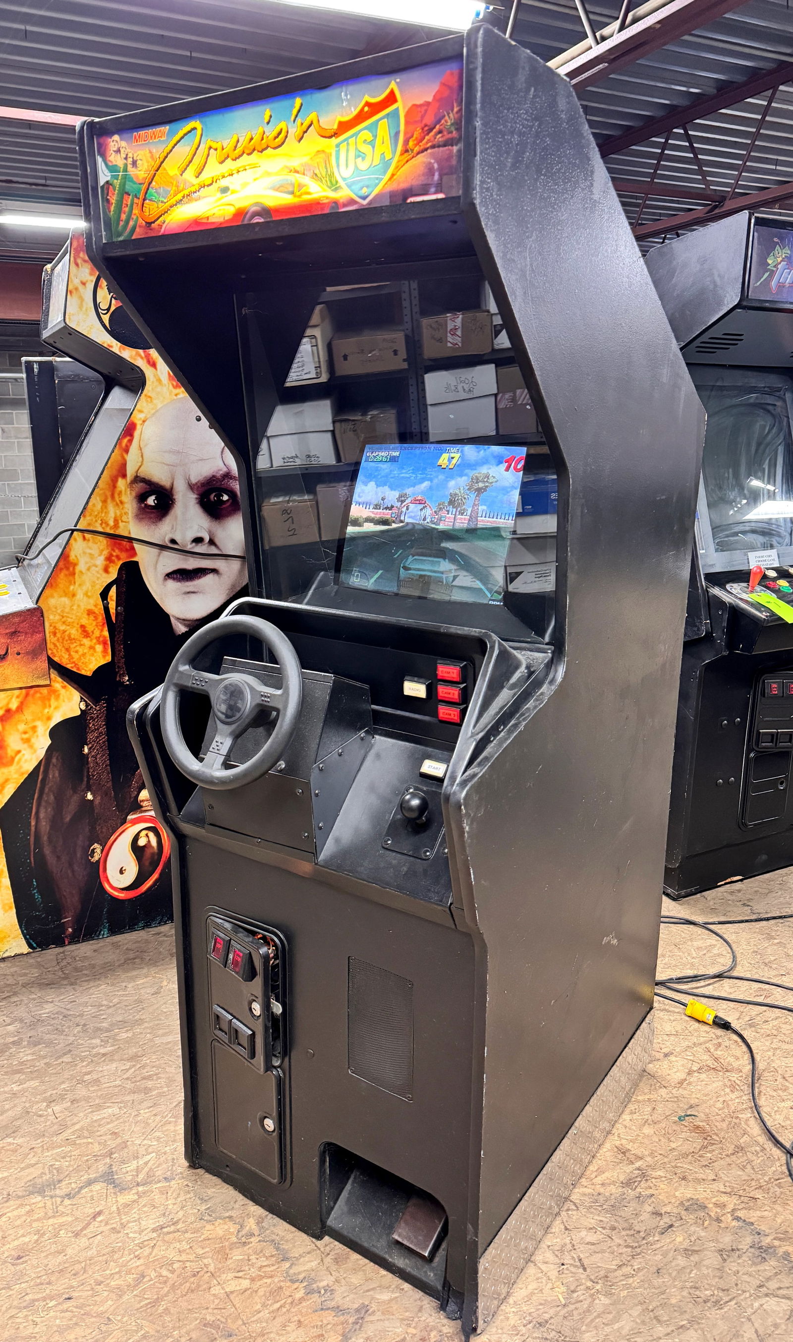 Midway Cruis'n USA Upright Racing Arcade Game (1 of 3)