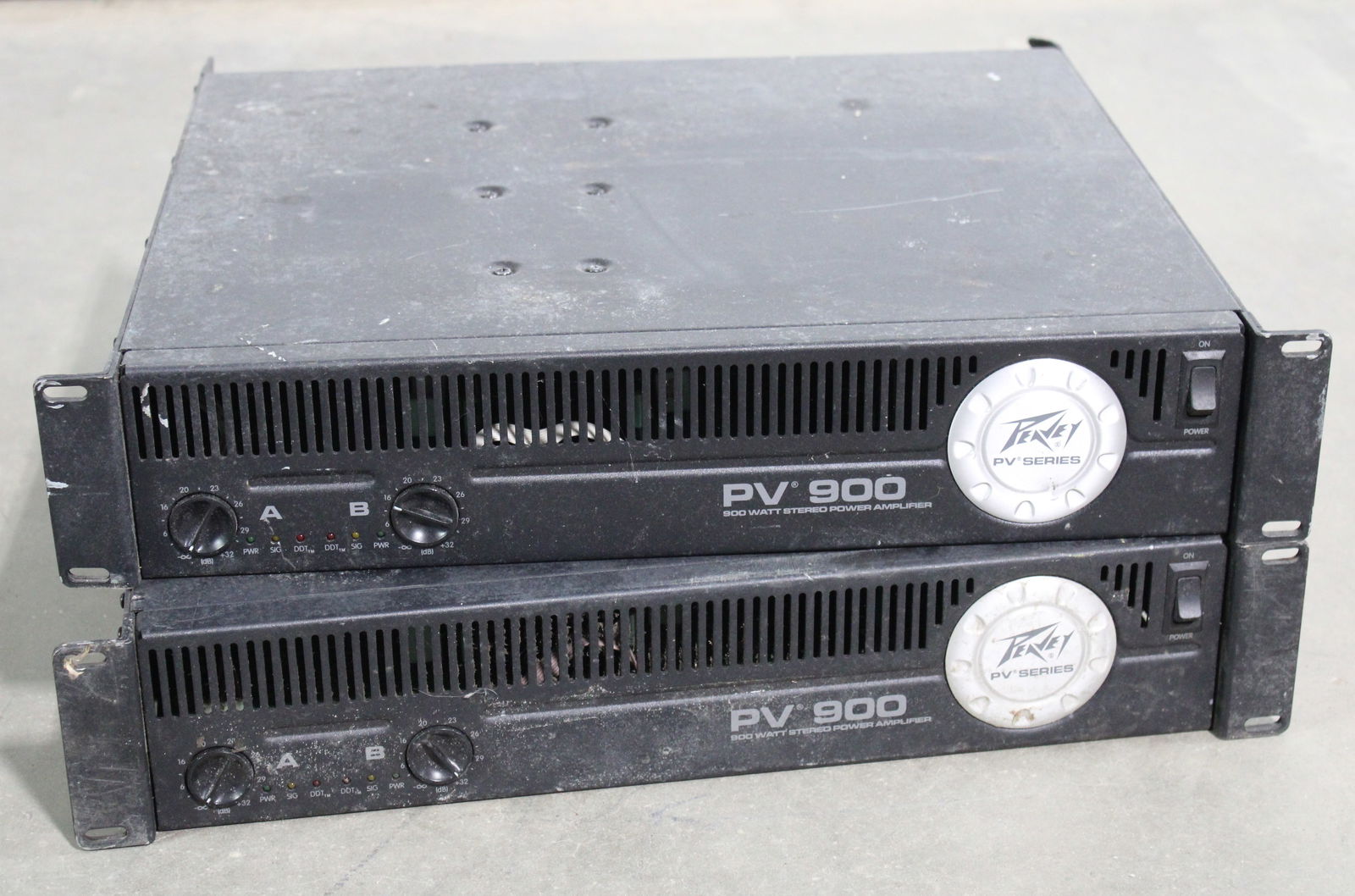 Peavey PV900 Amplifiers (1 of 2)