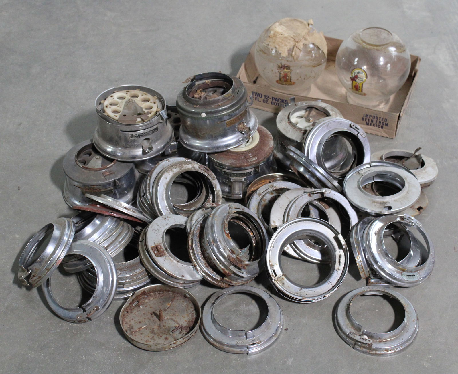 Ford Gumball Parts incl. Two Globes (1 of 5)