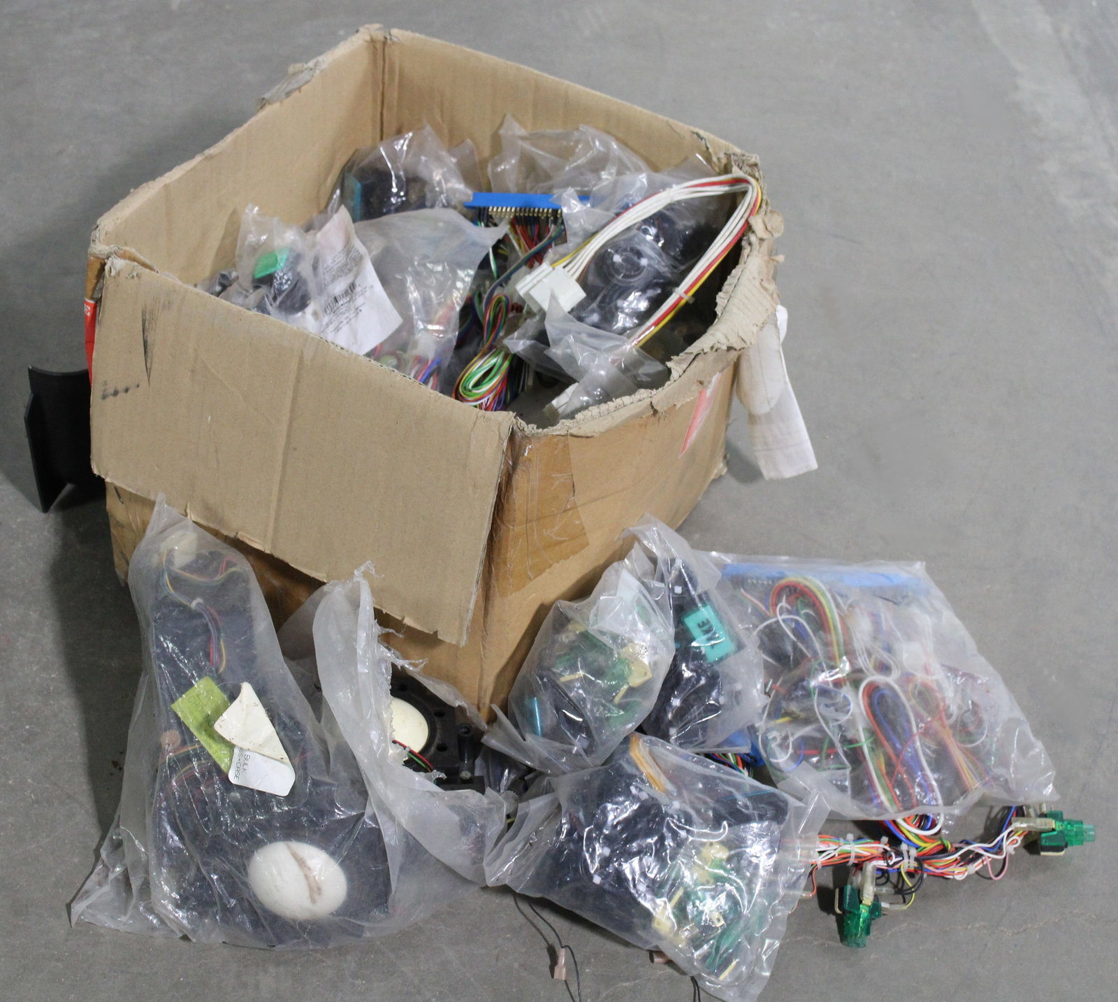 Lot of New Poker Arcade Harnesses and Buttons: In-house shipping available.