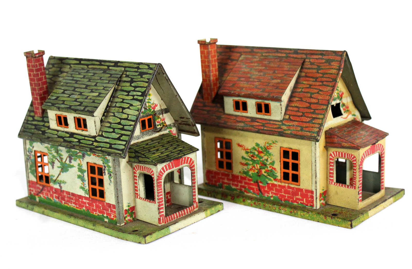 Lionel Trains Pre-War Cottage Houses, Green and Red Roof No. 184-1: In-house shipping available. Dimensions of one: 4 x 3 x 5
