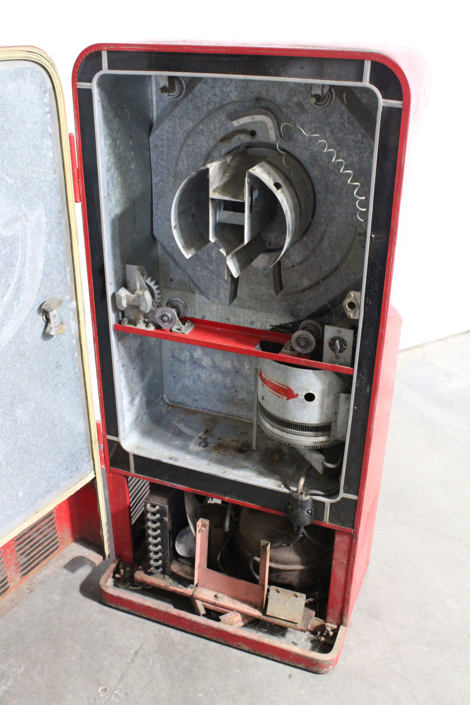 VMC-33 Coca Cola Vending Machine - 4