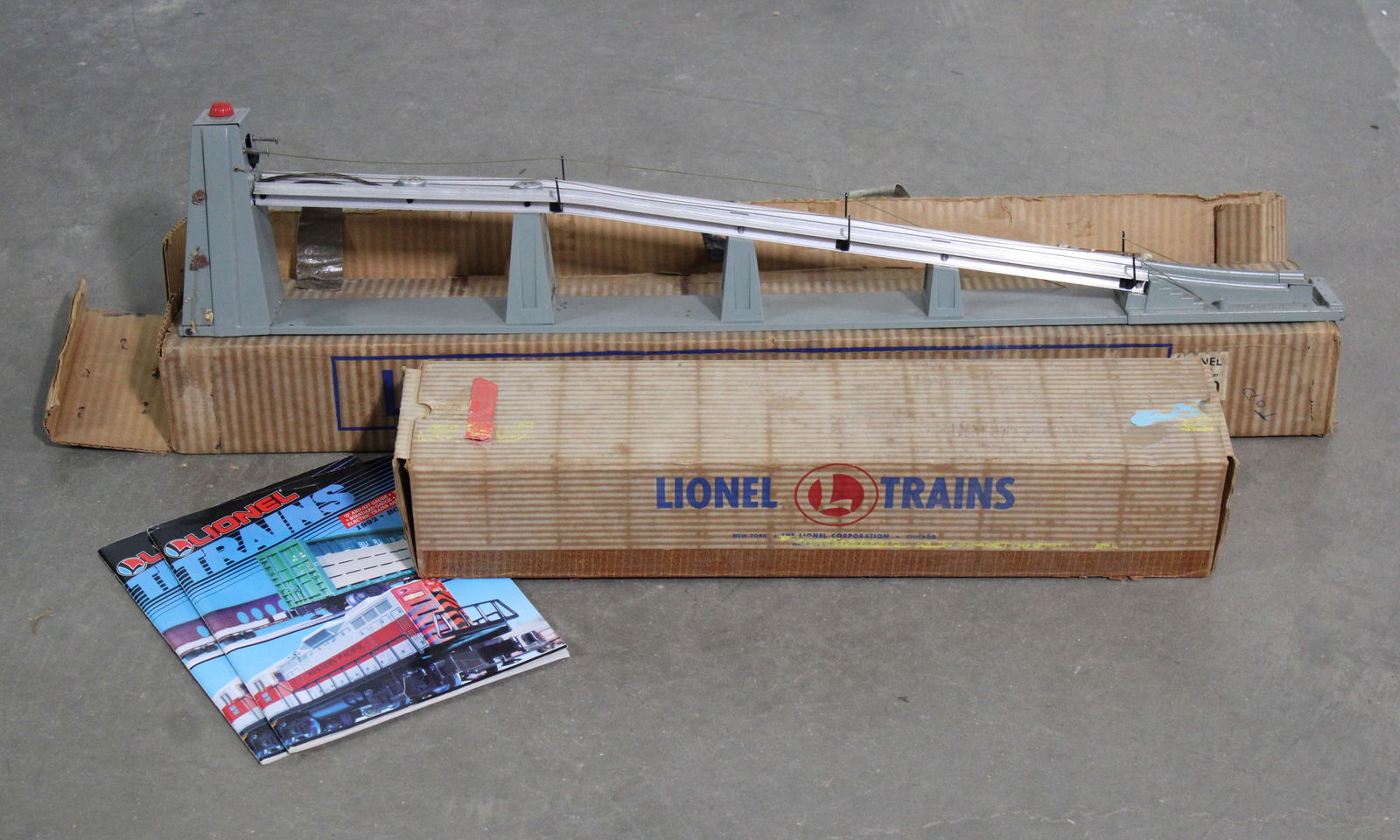Lionel Trains Coal Ramp Set and Trestle Set (1 of 4)