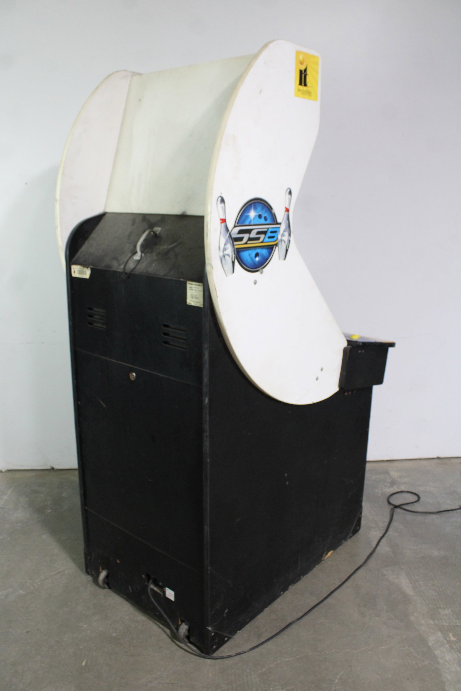 IT Silver Strike Bowling Arcade Game - 3