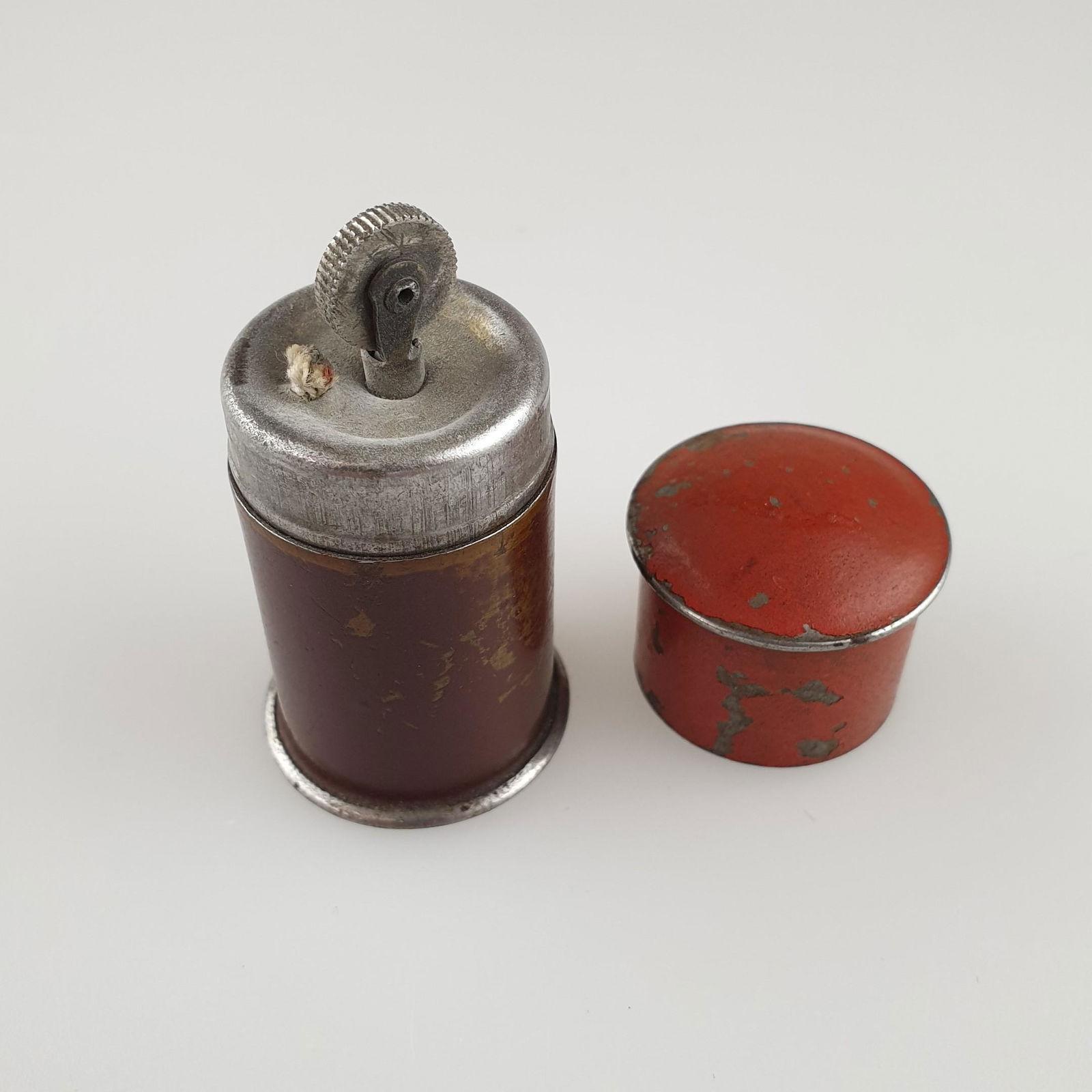 Standfeuerzeug mit Feuerstein - Metall, farbig gefasst, (1 of 5)