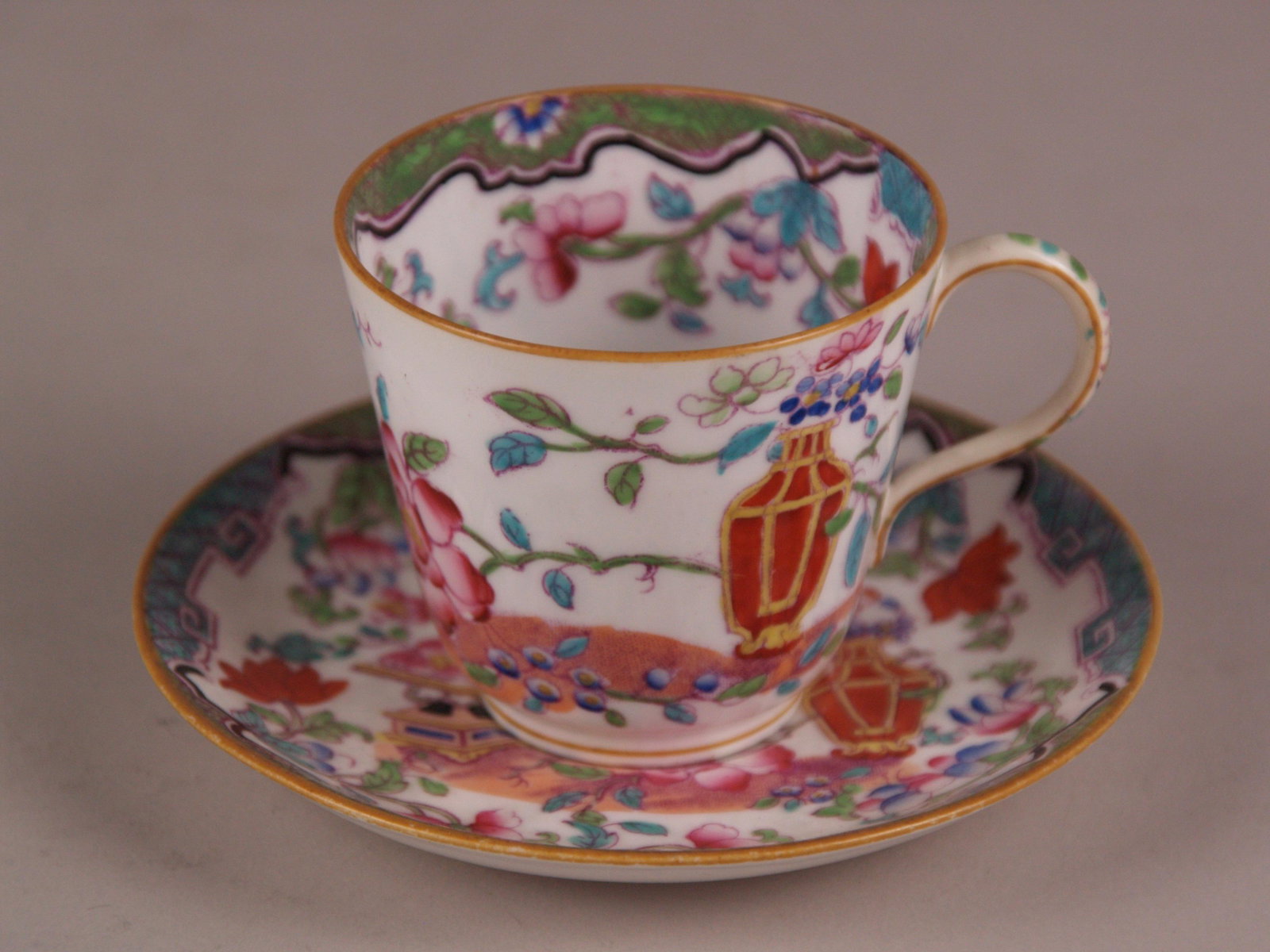 Tasse mit Untertasse Minton - Bodenmarke English: Tasse mit Untertasse Minton - Bodenmarke English Porcelain Minton, polychrom bemalt, üppiges Blumenmuster, H.ca.6cm, UT D.ca.11cm Tasse mit Untertasse Minton - Bodenmarke English Porcelain Minton