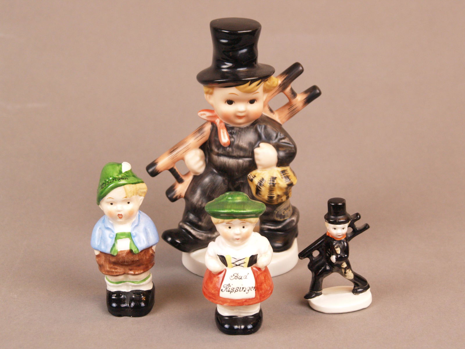 Konvolut Goebel Hummelfiguren - 4-tlg, polychrom: Konvolut Goebel Hummelfiguren - 4-tlg, polychrom bemalt, 1 großer Schornsteinfeger, H.ca.13cm, 1 kleiner Schornsteinfeger, älter, Mod.-Nr."RX 20", Füße geklebt, H.ca.6cm, 2 Figuren