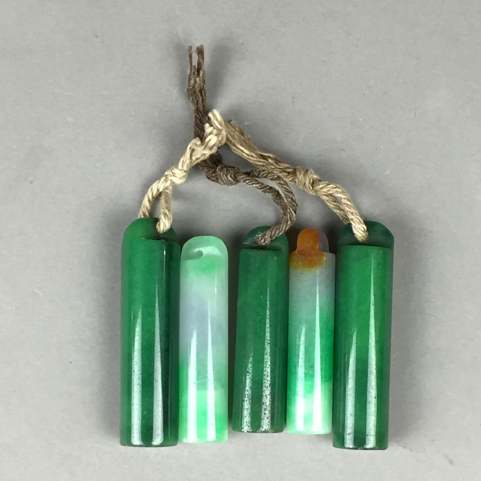 Konvolut Jadeanhänger - China, 5-tlg., in Rö (1 of 4)