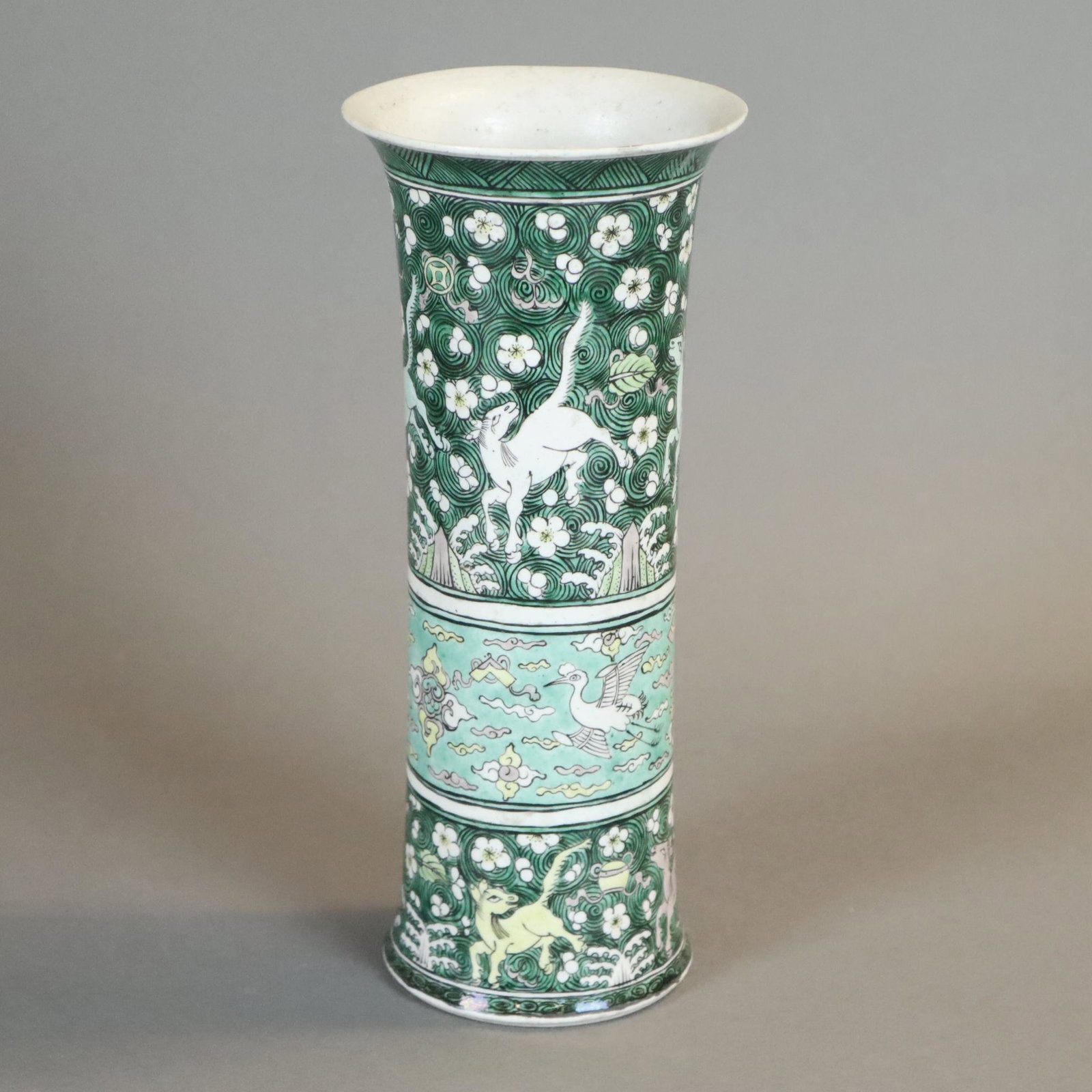 Vase – China, zylindrische Wandung mit: Vase – China, zylindrische Wandung mit ausgestellter Lippe und polychromer Emailmalerei, auf grünem Spiralgrund galoppieren die acht Pferde des Wang Mu, mittig ein umlaufendes Band mit Kran