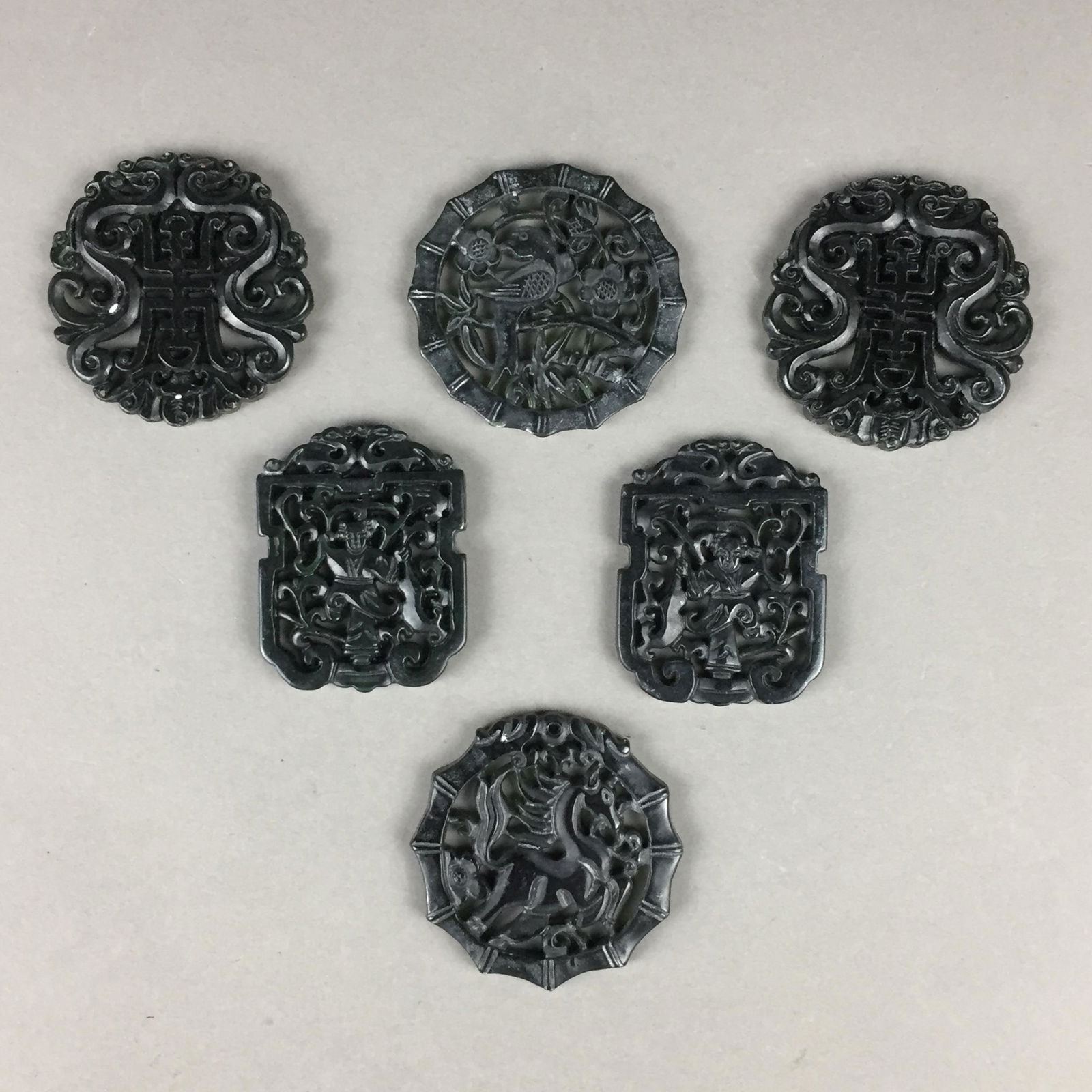 Sechs Jade-Plaketten - China 20 Jh., dunkle Jade im (1 of 5)