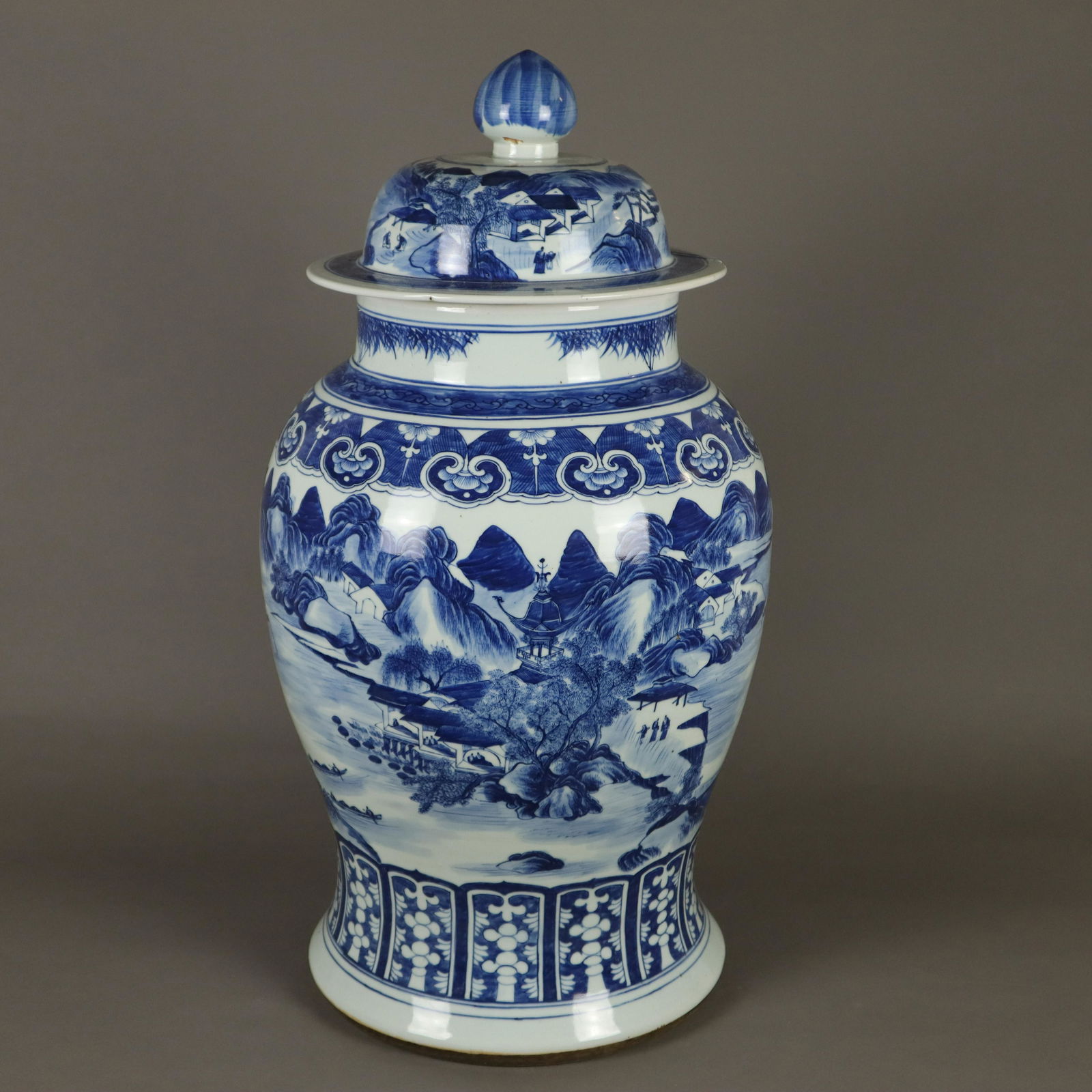 Große Blau-Weiß-Deckelvase im Kanxi-Stil - (1 of 14)