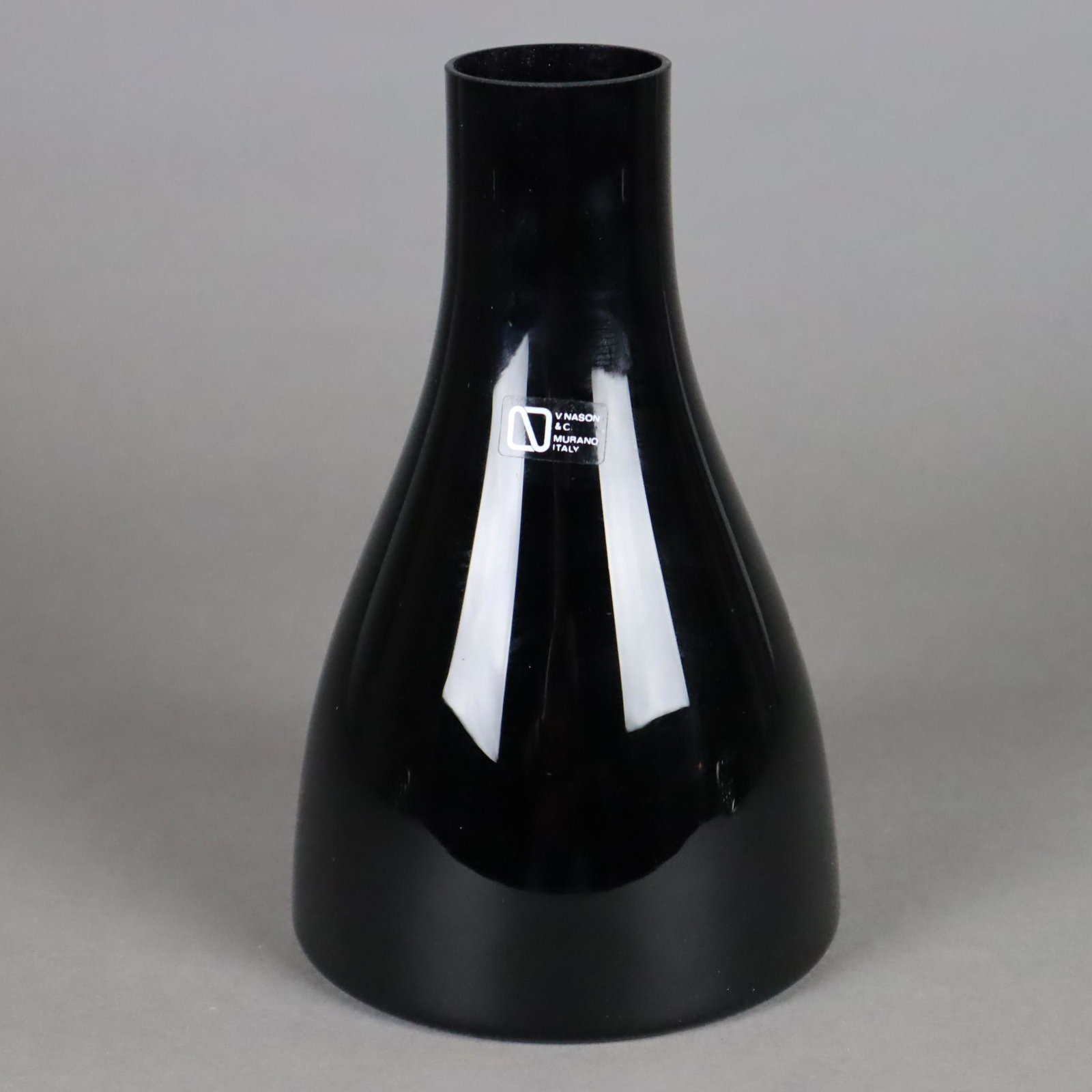 Murano Vase - gemarkt "V.Nason&C. Murano Italy", opakes: Murano Vase - gemarkt "V.Nason&C. Murano Italy", opakes Schwarzglas, konische Form mit zylindrischem Hals, Wandung mit Hersteller-Etikett, H.ca.22,5cm German Category Glas English Category Glassware