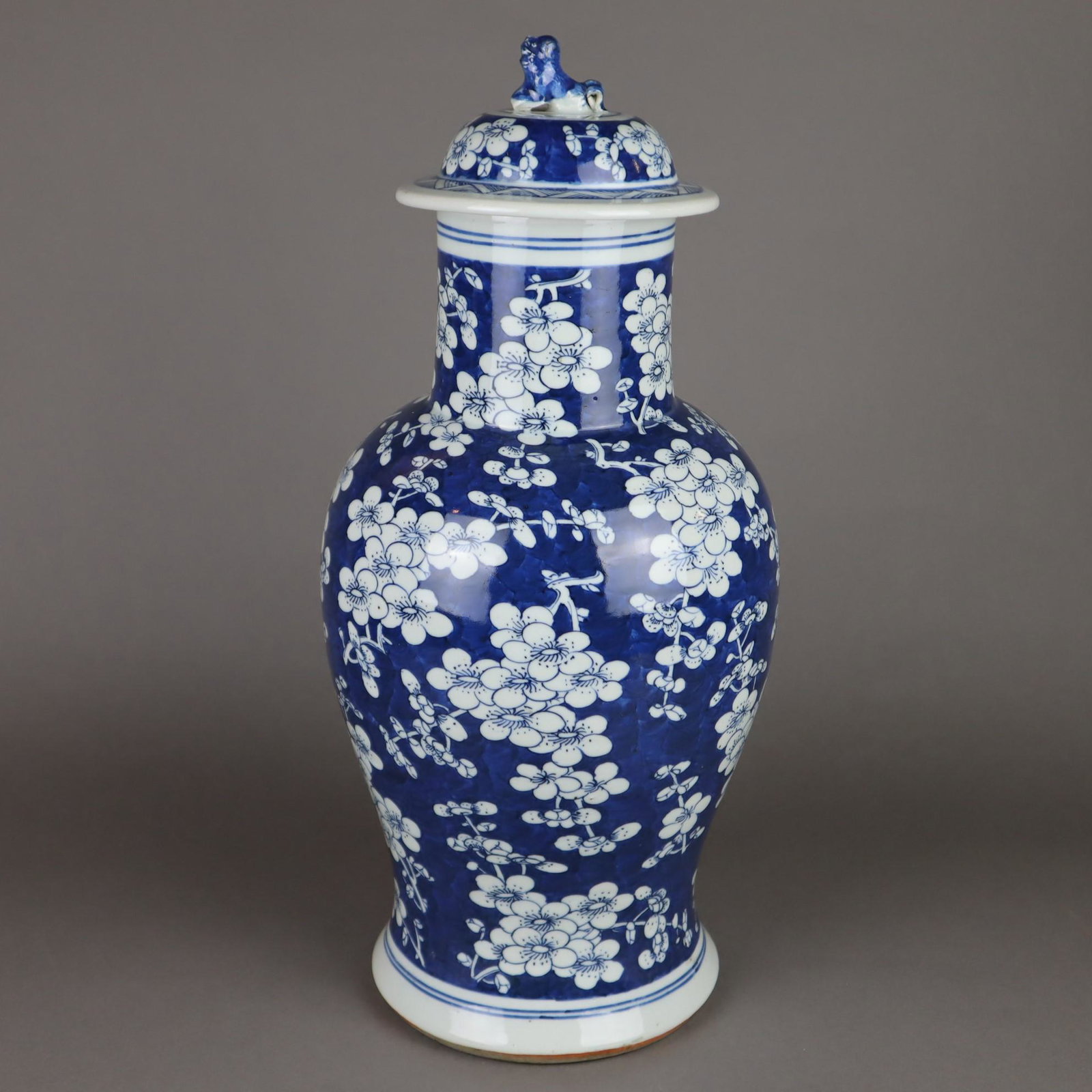 Deckelvase - China, Balusterwandung mit Steckdeckel,: Deckelvase - China, Balusterwandung mit Steckdeckel, Porzellan mit Bemalung in Kobaltblau, allseits Dekor mit Pflaumenblüten auf einem Fond mit geborstenem Eis, Haubendeckel teils entsprechend be