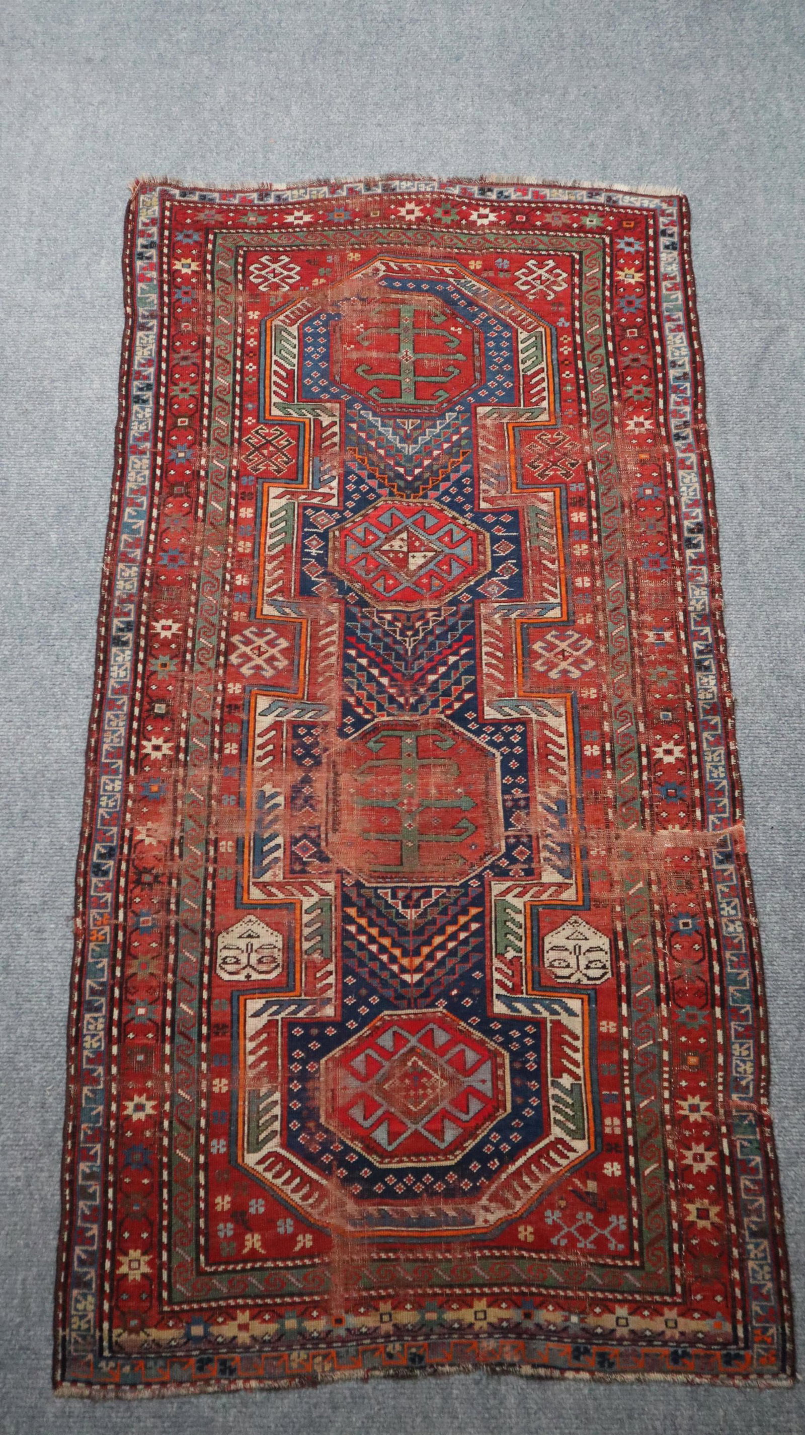 Kasak - Kaukasus, um 1920, Wolle auf Wolle, Zustand C,: Kasak - Kaukasus, um 1920, Wolle auf Wolle, Zustand C, stark abgetreten, ca.241x120cm German Category Teppiche English Category Carpets & Rugs