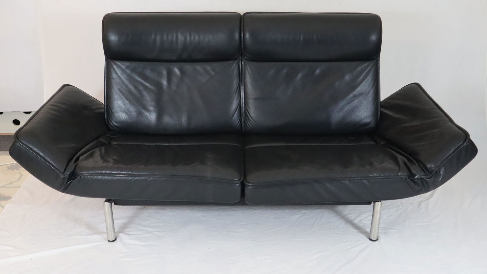 Ledersofa: DS450, Design: Thomas Althaus (1999), Hersteller: De Sede, Schweiz, AluminiumGestell, schwarzer gepolsterter Lederbezug, Multifunktionssofa, lässt sich zur DoppelRelaxLiege verstellen, Rücke