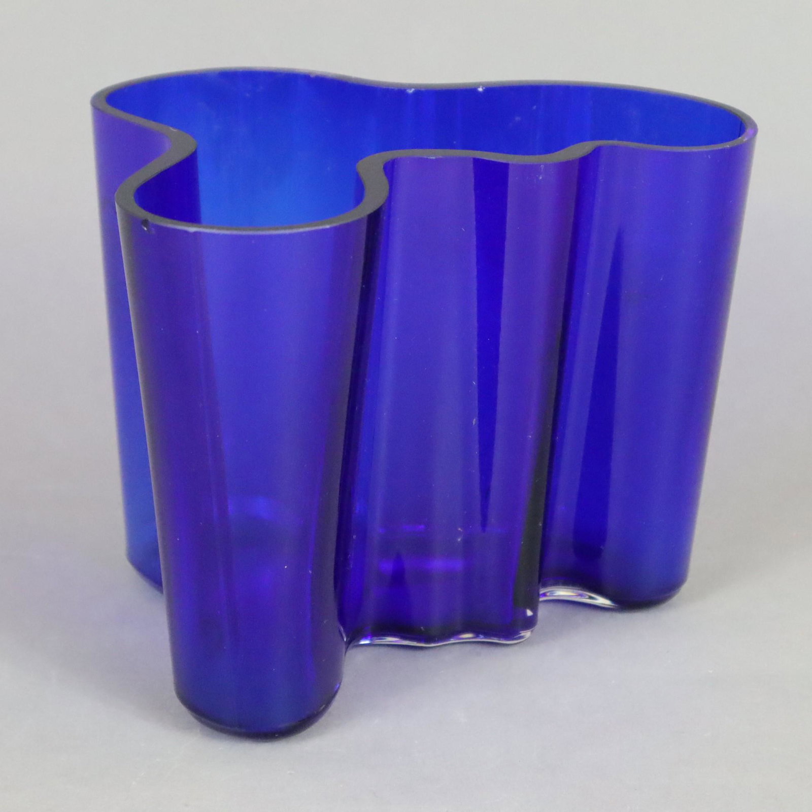 Vase "Savoy" - Entwurf v. Alvar Aalto: Finnland kobaltblaues Glass geschwungene Wellenform Bodenunterseite signiert und nummeriert "ALVAR AALTO 2074/1991" (Signatur teils berieben) Rand mit Bestoßungen HxB: ca.16.2x20.2cm