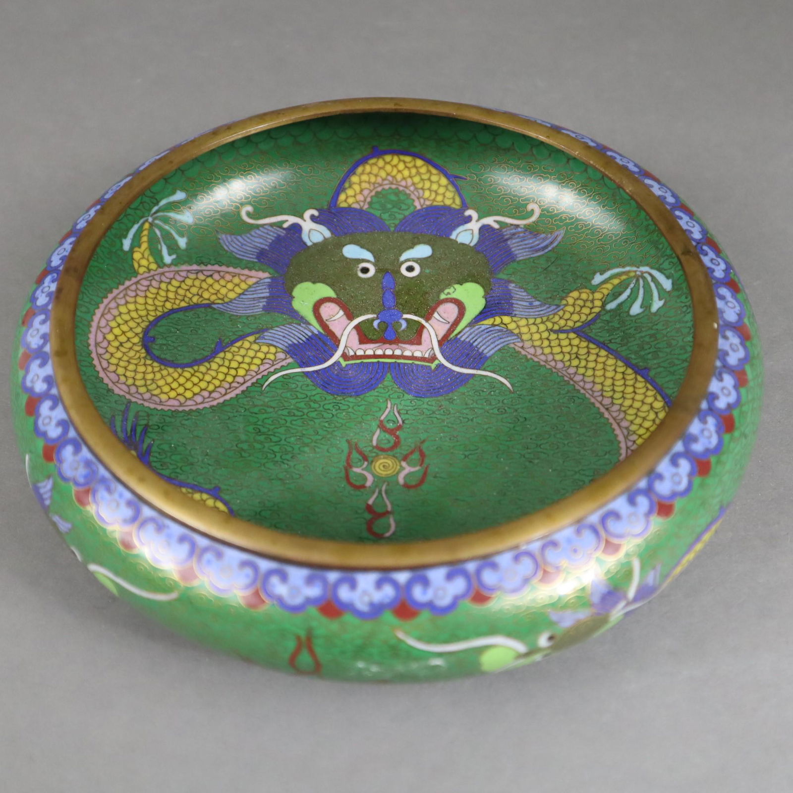 Cloisonné-Schale - Dekor mit Drachen auf der Jagd (1 of 9)