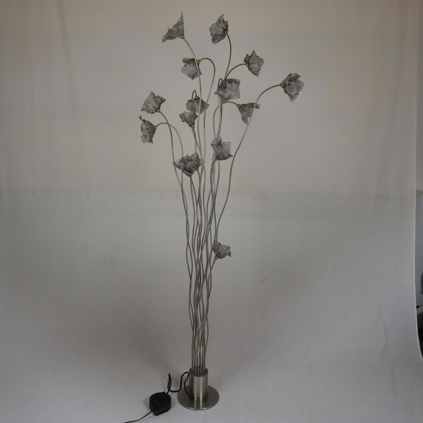 Design-Stehlampe "Tree Breeze" - Harco Loor Design,: Design-Stehlampe "Tree Breeze" - Harco Loor Design, Niederlande, Entwurf von 1992, 15-flammig, Edelstahl-Konstruktion, Diffusoren aus Metallgeflecht, Dimmer, mit Hersteller-Aufkleber, leichte Gebrauch