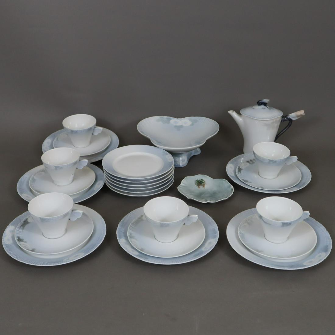 Konvolut Serviceteile "Sommernachtstraum" - Royal Copenhagen, Entwurf: Arnold Krog und Theodor: Konvolut Serviceteile "Sommernachtstraum" - Royal Copenhagen, Entwurf: Arnold Krog und Theodor Madsen (um 1900), Porzellan, zarter Jugendstildekor in Unterglasurfarben mit vollrunden Schmetterlingen,