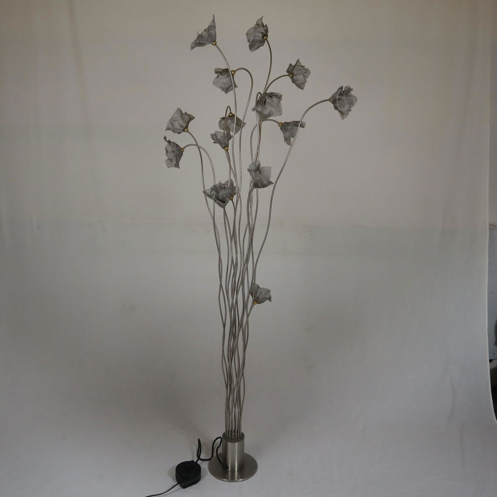 Design-Stehlampe "Tree Breeze" - Harco Loor Design, Niederlande, Entwurf von 1992, 15-flammig,: Design-Stehlampe "Tree Breeze" - Harco Loor Design, Niederlande, Entwurf von 1992, 15-flammig, Edelstahl-Konstruktion, Diffusoren aus Metallgeflecht, Dimmer, mit Hersteller-Aufkleber, leichte Gebrauch