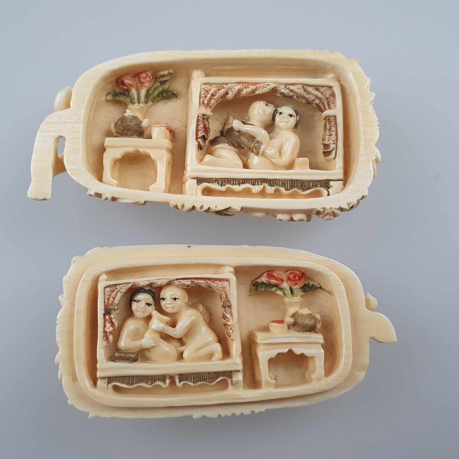 Kleines Shunga-Okimono/ Netsuke? - Elfenbein, teils farbig staffiert, in Form einer aus zwei Hä: Kleines Shunga-Okimono/ Netsuke? - Elfenbein, teils farbig staffiert, in Form einer aus zwei Hälften zusammengesetzten Kürbisfrucht, beschnitzt mit Ranken und Blüten, innen verbergen si