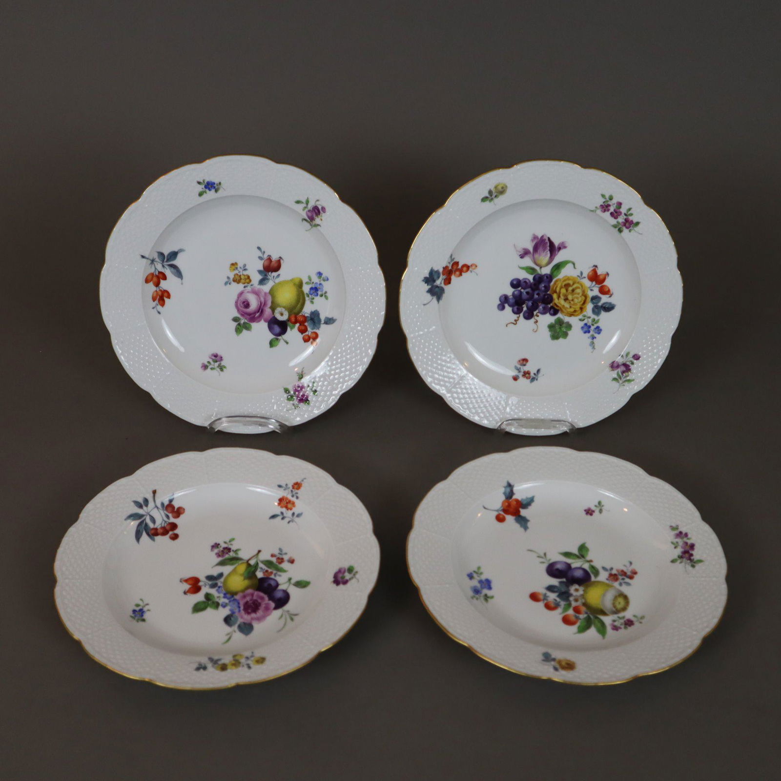 Vier Dessertteller mit Frucht- und Blumenmalerei - Meissen, Fahne mit Altozier-Relief, Porzellan, (1 of 7)