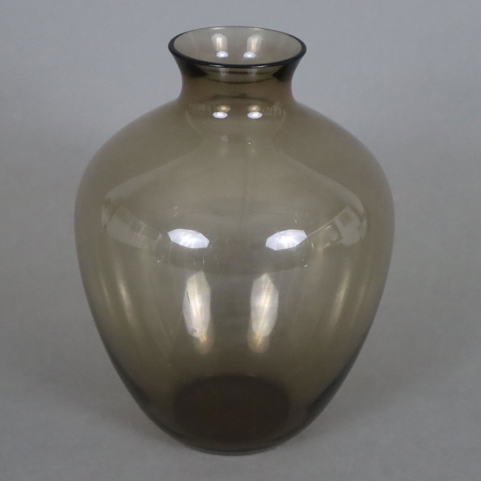 Vase - Entwurf Wilhelm Wagenfeld (1900 Bremen- 1990 Stuttgart), 1930er Jahre, Vereinigte Lausitzer: Vase - Entwurf Wilhelm Wagenfeld (1900 Bremen- 1990 Stuttgart), 1930er Jahre, Vereinigte Lausitzer Glaswerke, Rauchglas, ovoid mit leicht ausschwingender Mündung, H.ca.17cm