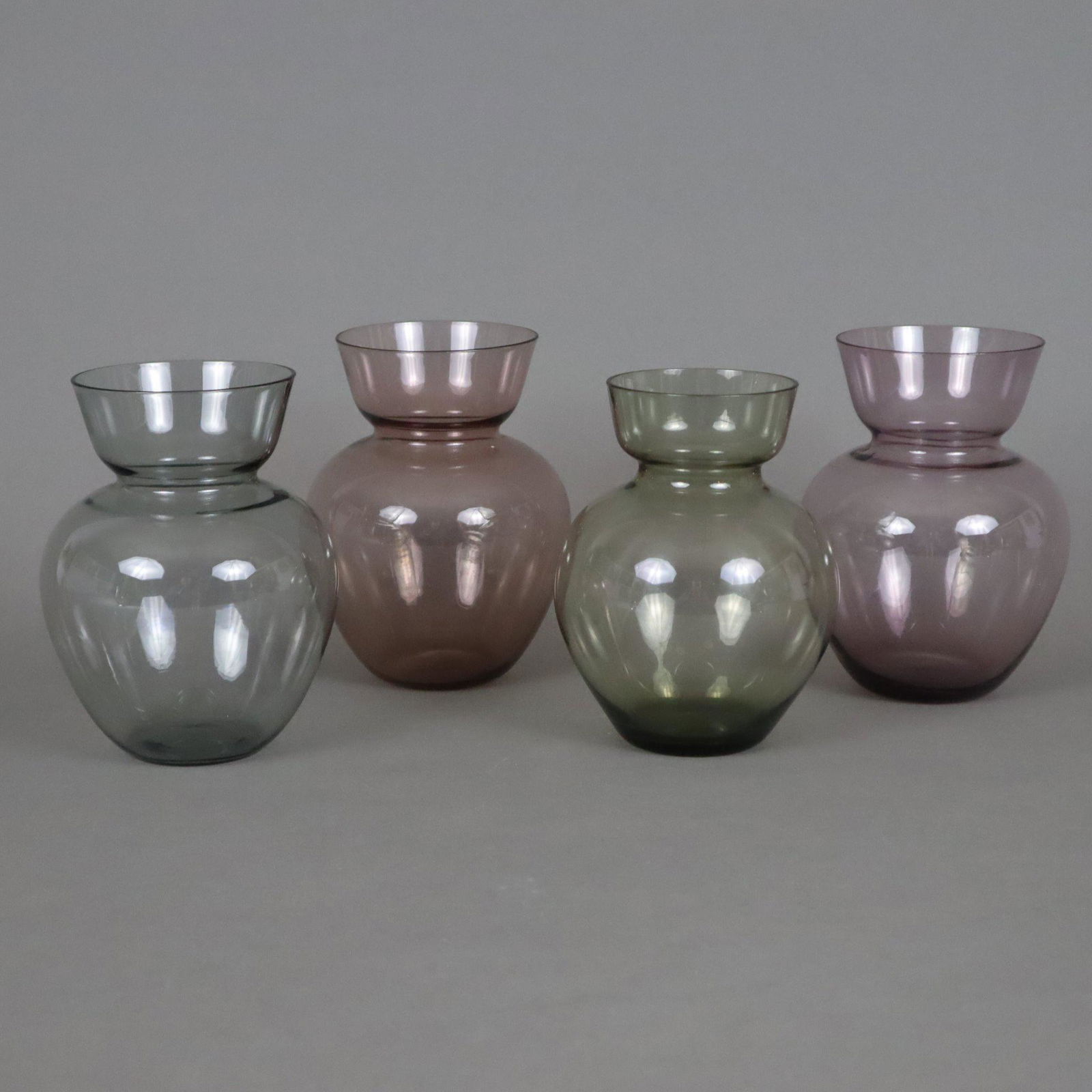 Vier Hyazinthenvasen - Entwurf Wilhelm Wagenfeld (1900 Bremen- 1990 Stuttgart), 1930er Jahre,: Vier Hyazinthenvasen - Entwurf Wilhelm Wagenfeld (1900 Bremen- 1990 Stuttgart), 1930er Jahre, Vereinigte Lausitzer Glaswerke, 2x Rauchglas, 2x violett, leichte Gebrauchsspuren, H. jeweils ca.14cm (1x