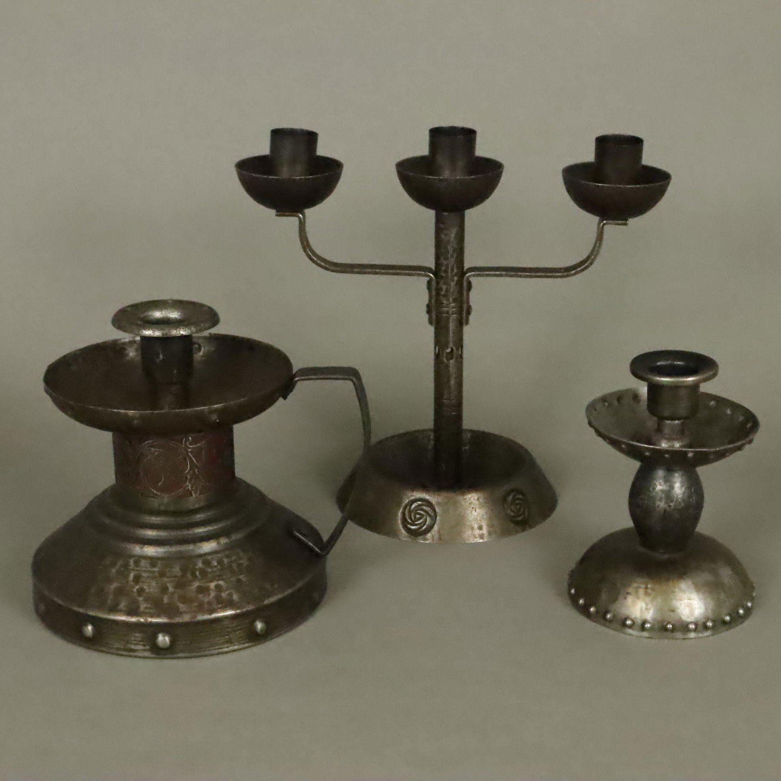 Drei Kerzenleuchter - Metall, teils gehämmert, diverse Formen und Dekore, 1x 3-flammiger (1 of 7)
