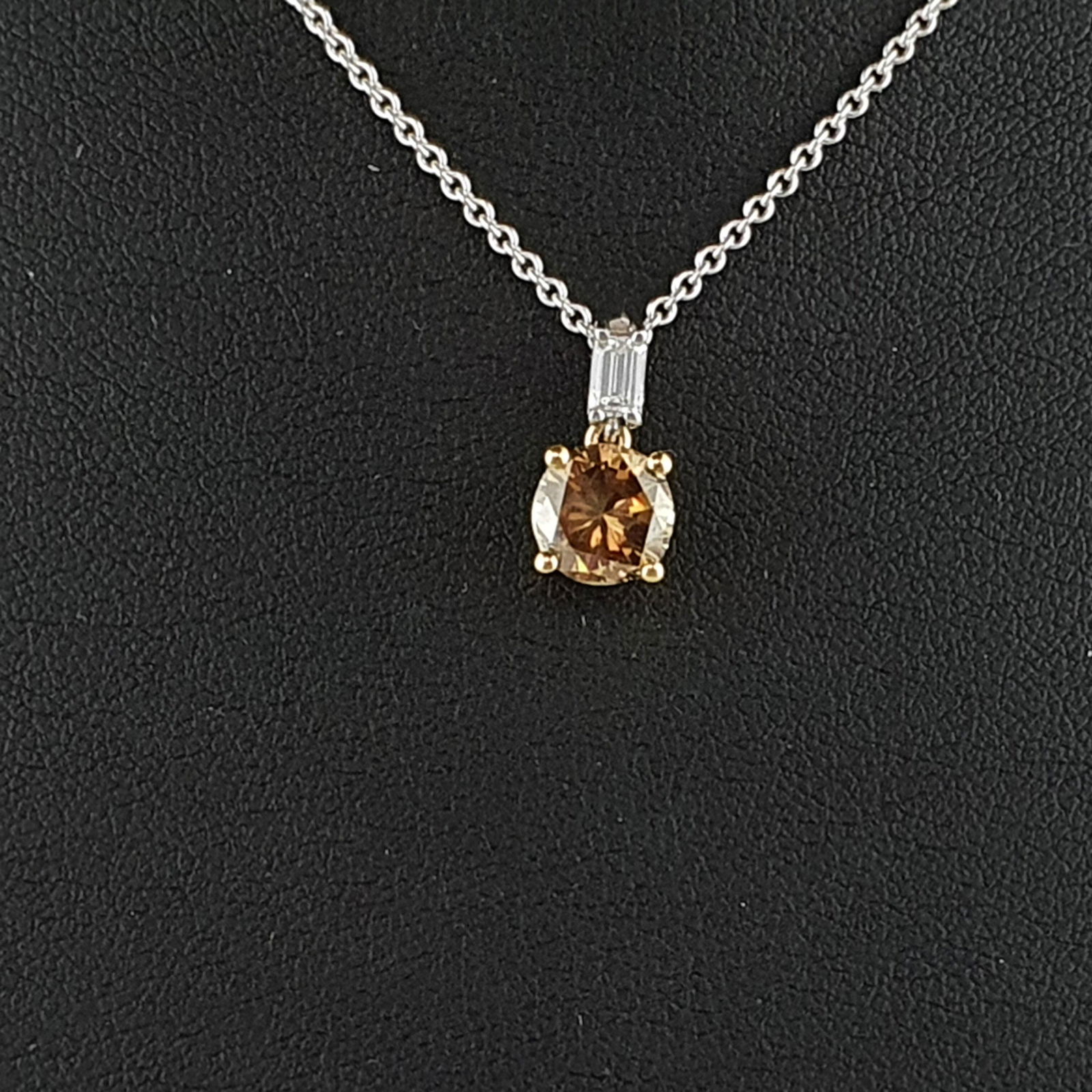 Diamantanhänger an Kette - Weiß-/Gelbgold 750/000, Kette gestempelt, Anhänger besetzt (1 of 7)