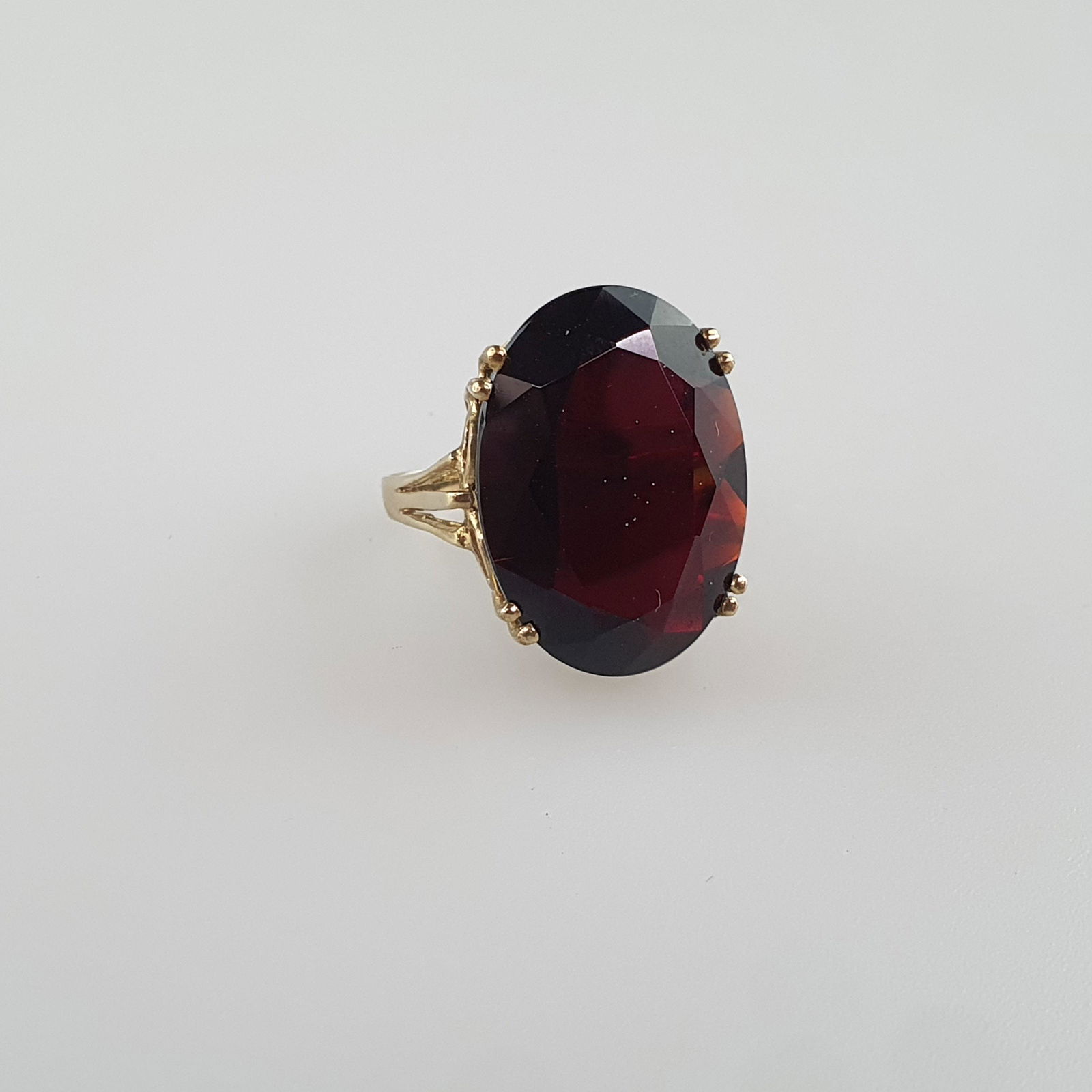Alter Granatring - Gelbgold 333/000, innen gestempelt, Besatz mit großem Granat im Ovalschliff (1 of 6)