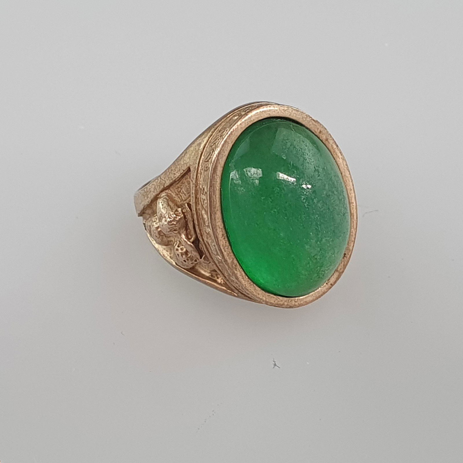 Jadering - Goldlegierung, besetzt mit ovalem Jadecabochon, massive Ringschiene mit vegetabilem (1 of 5)