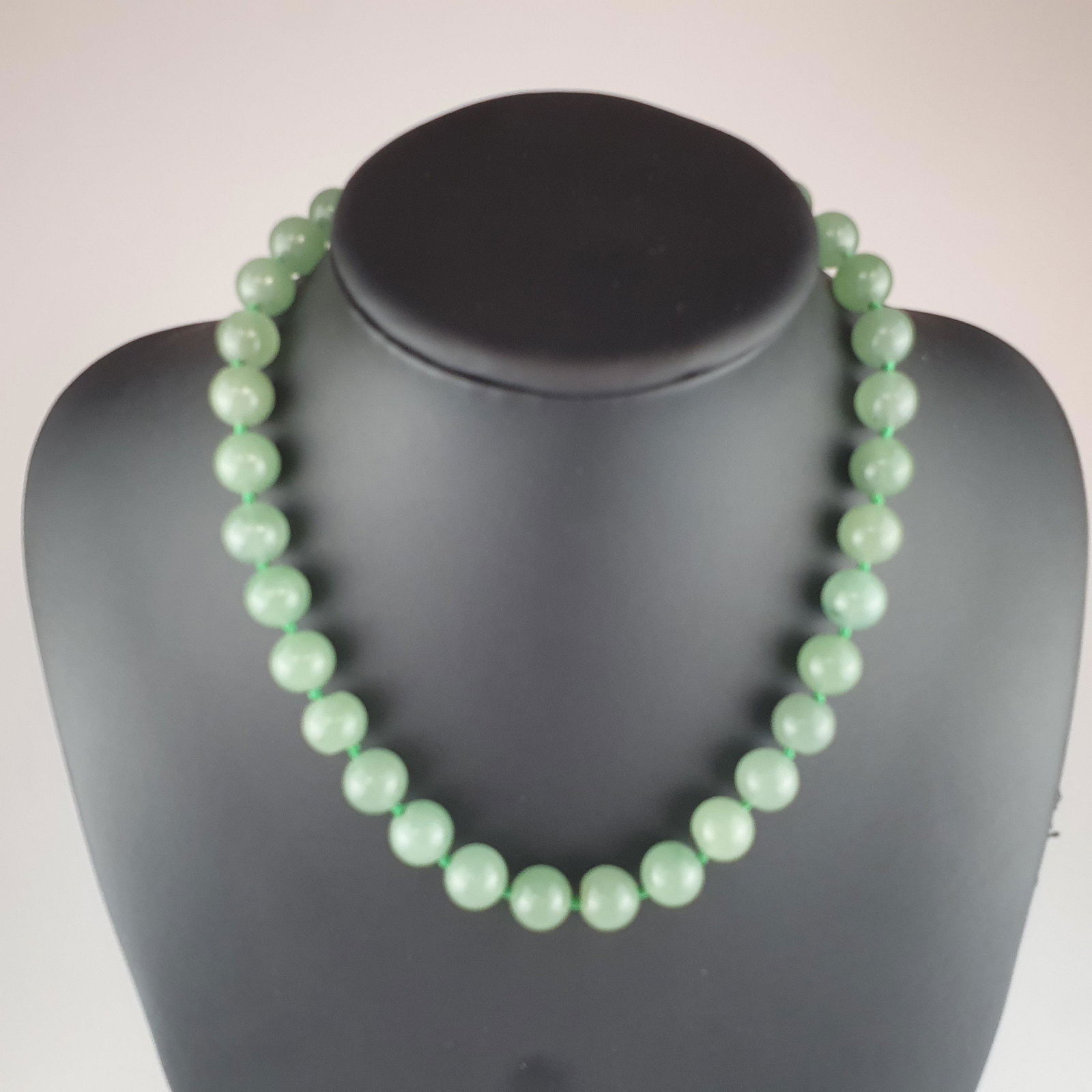 Jadekette - China, Kette aus 33 fein polierten grünen Jadeperlen (Dm.ca.11 mm) in (1 of 5)