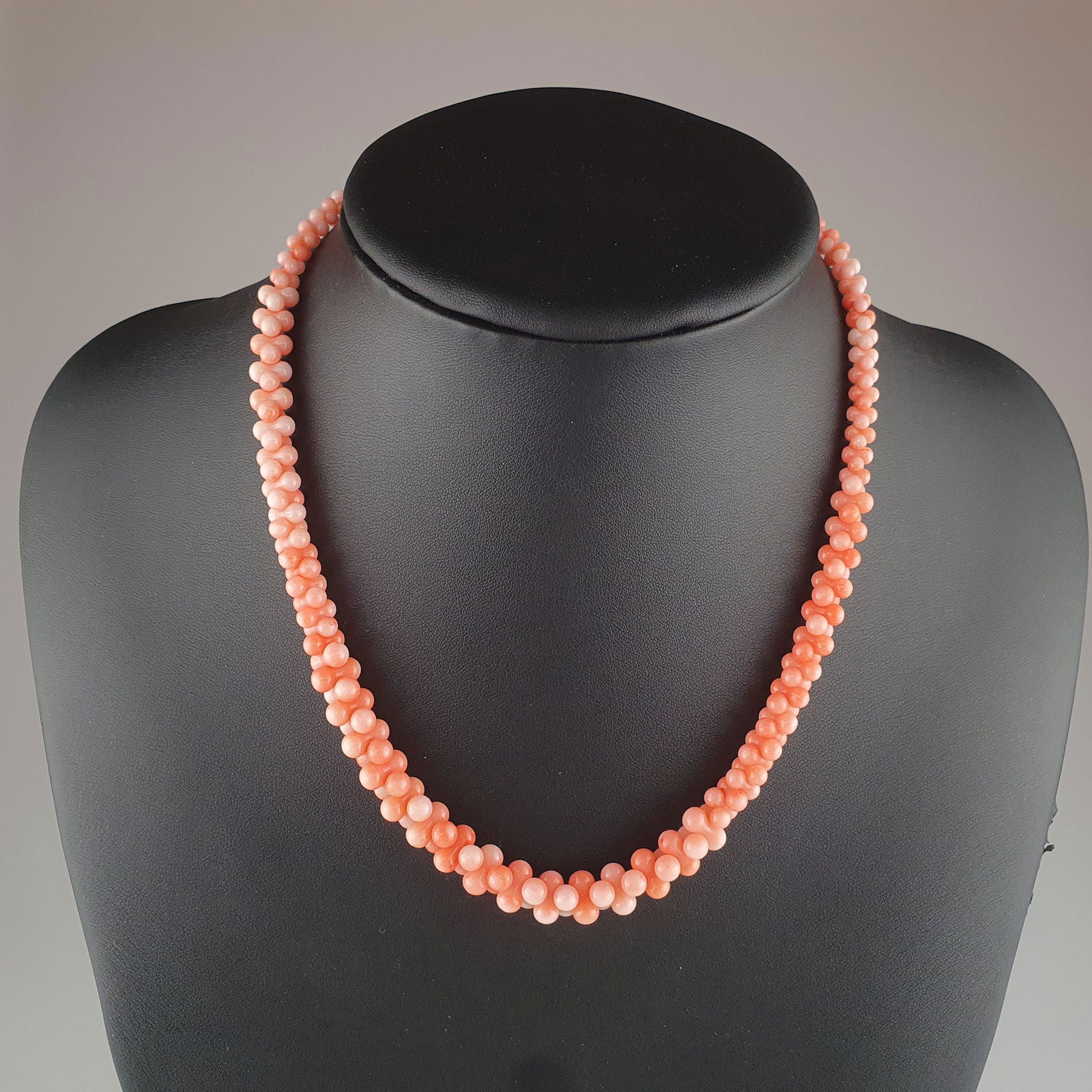 Collier aus Engelshautkoralle - aus Korallenelementen in abgestuften Rosé- bis Hellrot-Tö (1 of 5)