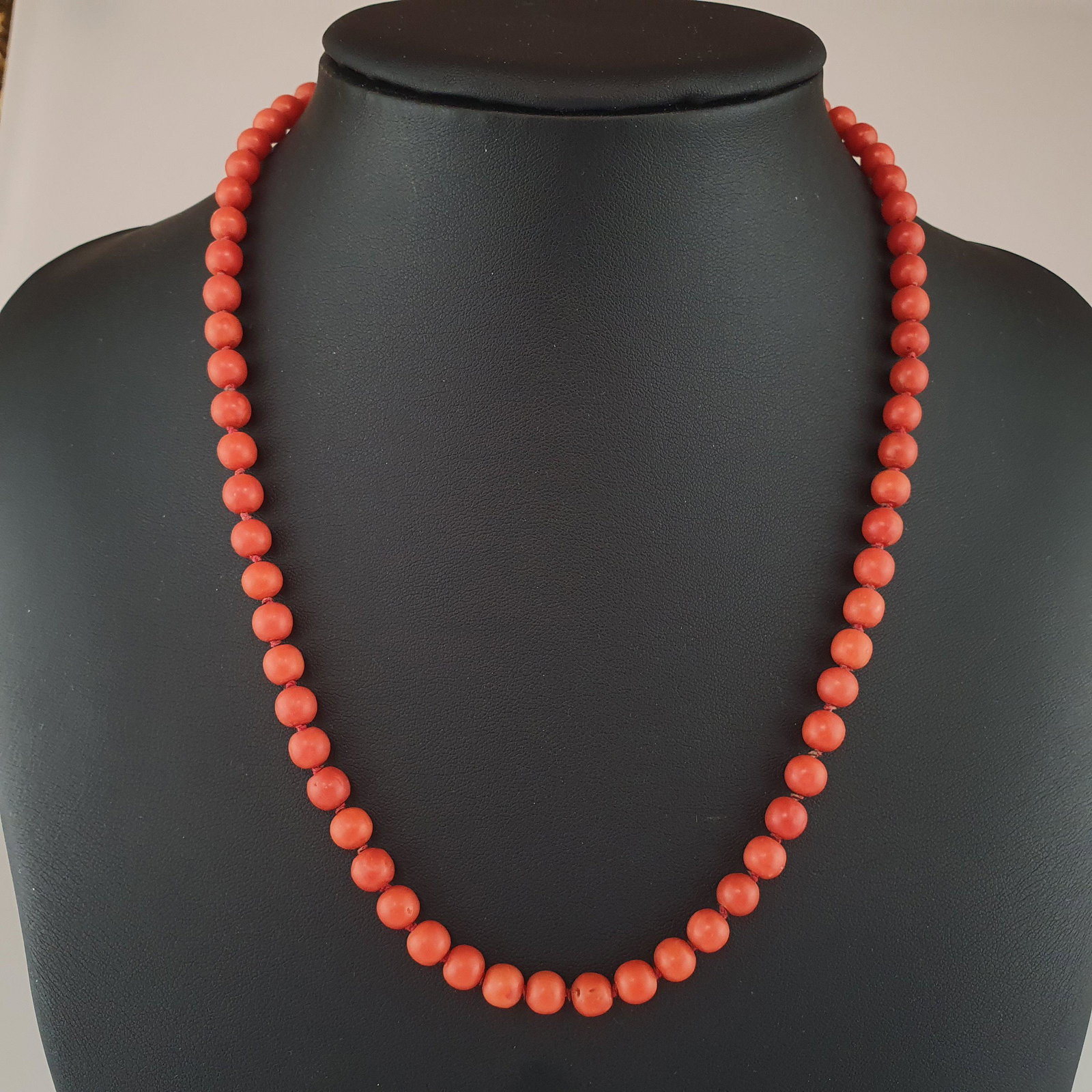 Korallenkette mit Goldschließe - Kette aus 68 roten Korallenperlen, Dm.ca.7mm, Einzelknotung, (1 of 6)