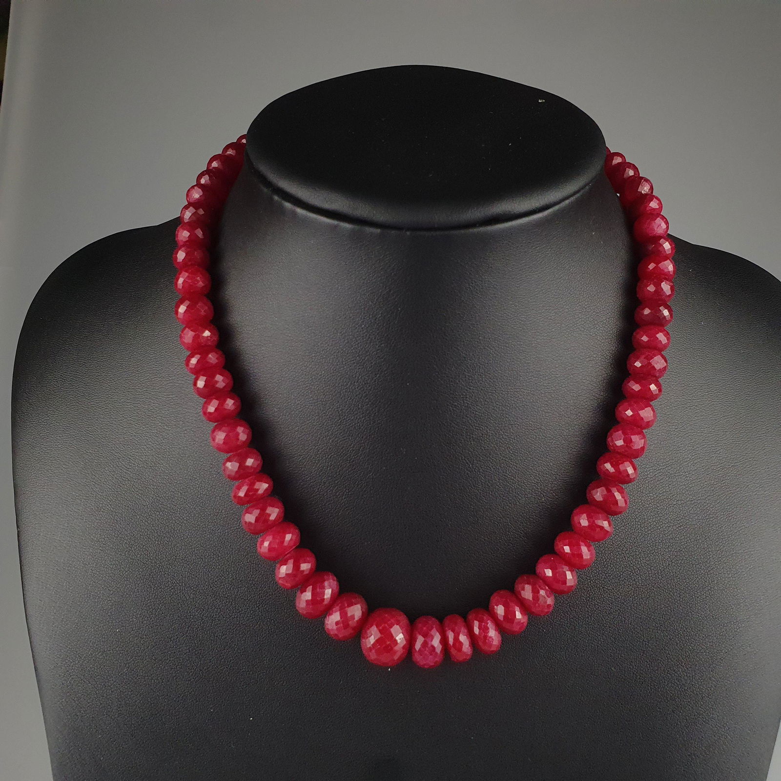 Rubinkette - facettierte Rubine von insgesamt ca.515 ct., im Verlauf angeordnet, gesicherte (1 of 6)