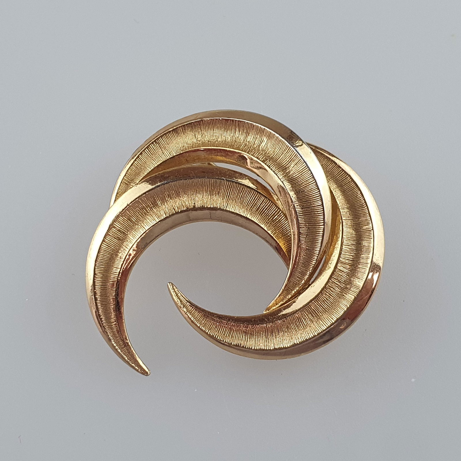 Vintage-Brosche- Henkel & Grosse (Pforzheim), goldfarbenes Metall, aus drei Halbmonden: Vintage-Brosche- Henkel & Grosse (Pforzheim), goldfarbenes Metall, aus drei Halbmonden zusammengesetzte Form, außen satiniert, signiert „Grosse 19 © 59 (1959) MADE IN GERMANY“, D