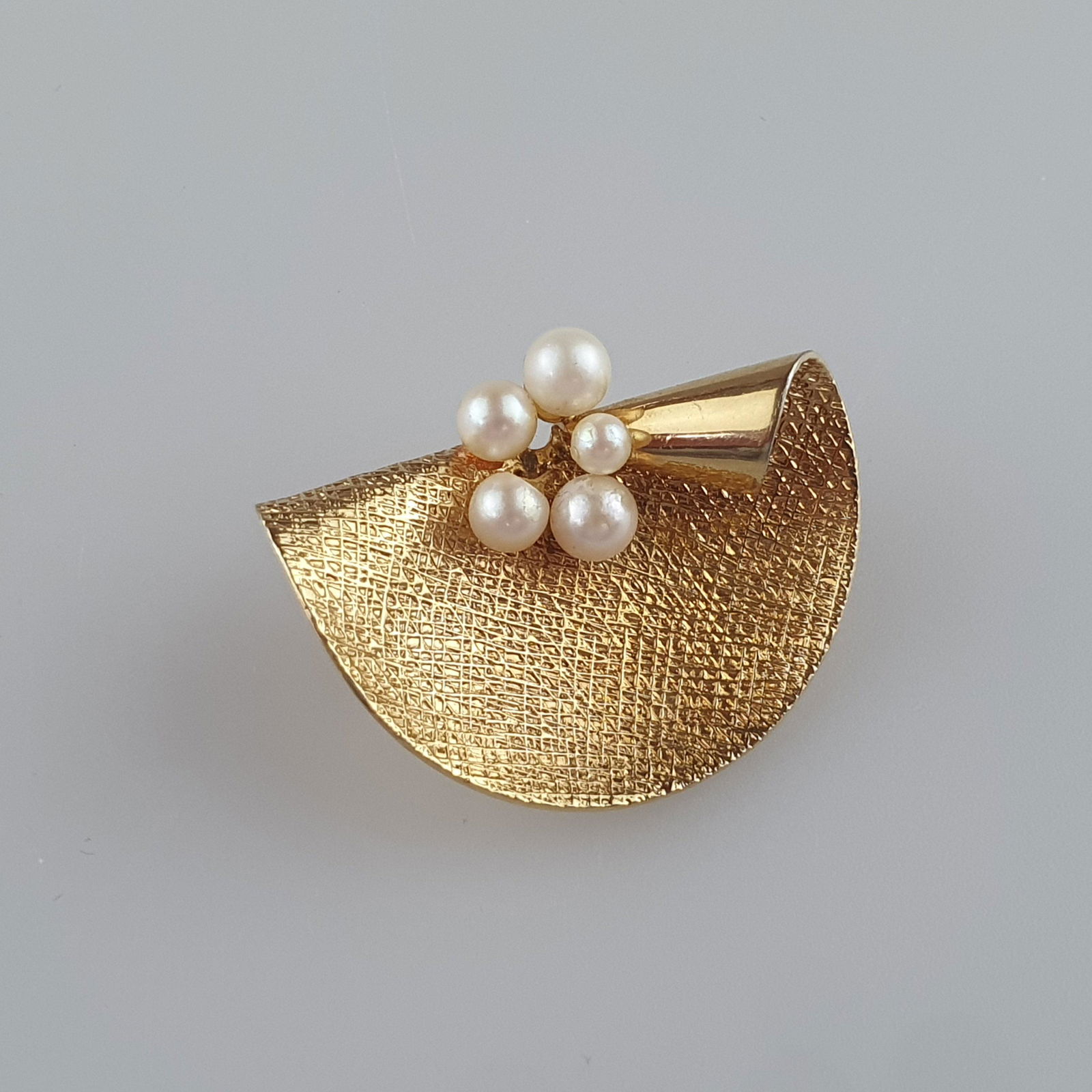 Vintage-Brosche- Henkel & Grosse (Pforzheim), goldfarbenes Metall, außen satiniert, Besatz mit (1 of 3)