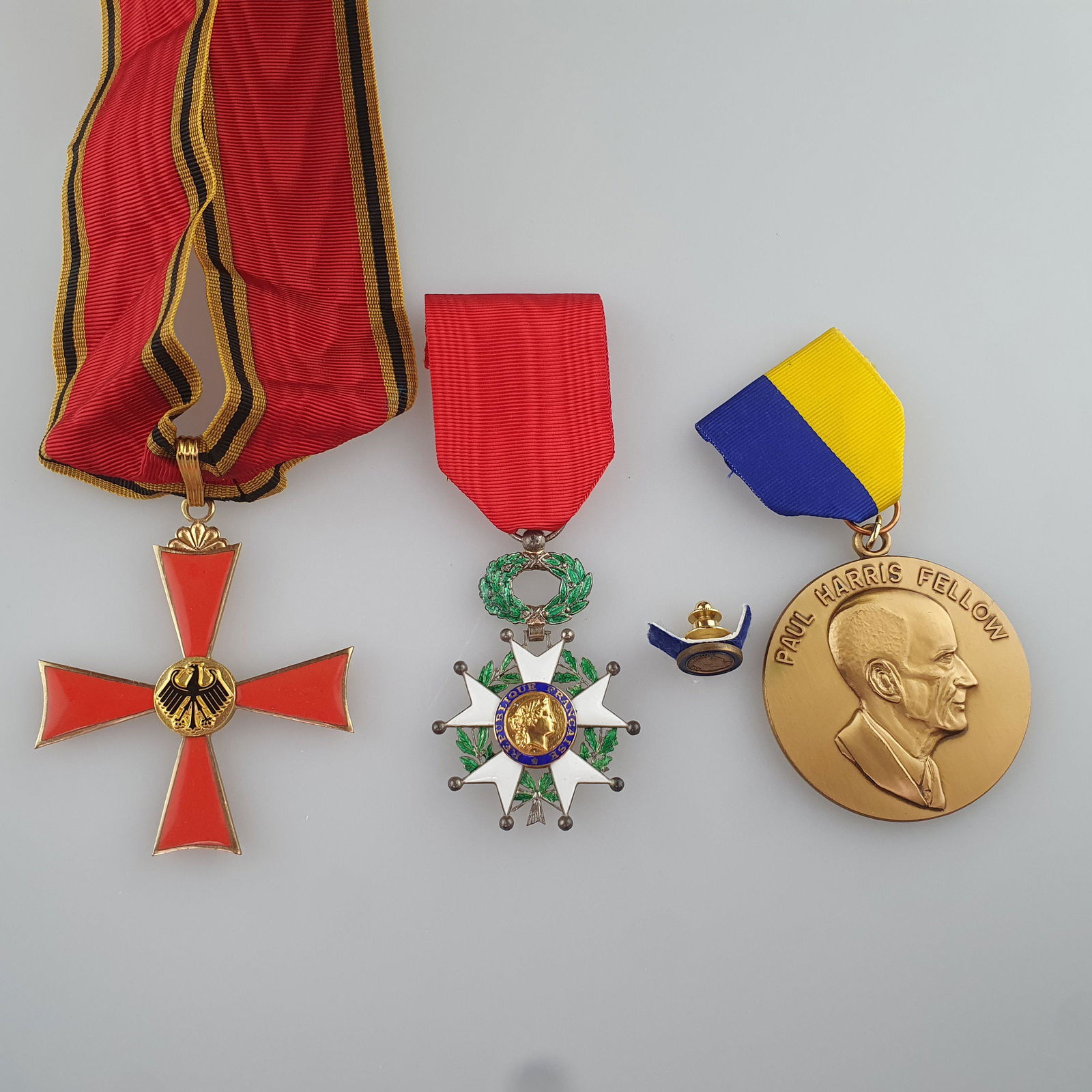 Konvolut Auszeichnungen - 1x Bundesverdienstkreuz am Band, emailliert, vergoldet, 1x Orden der (1 of 6)